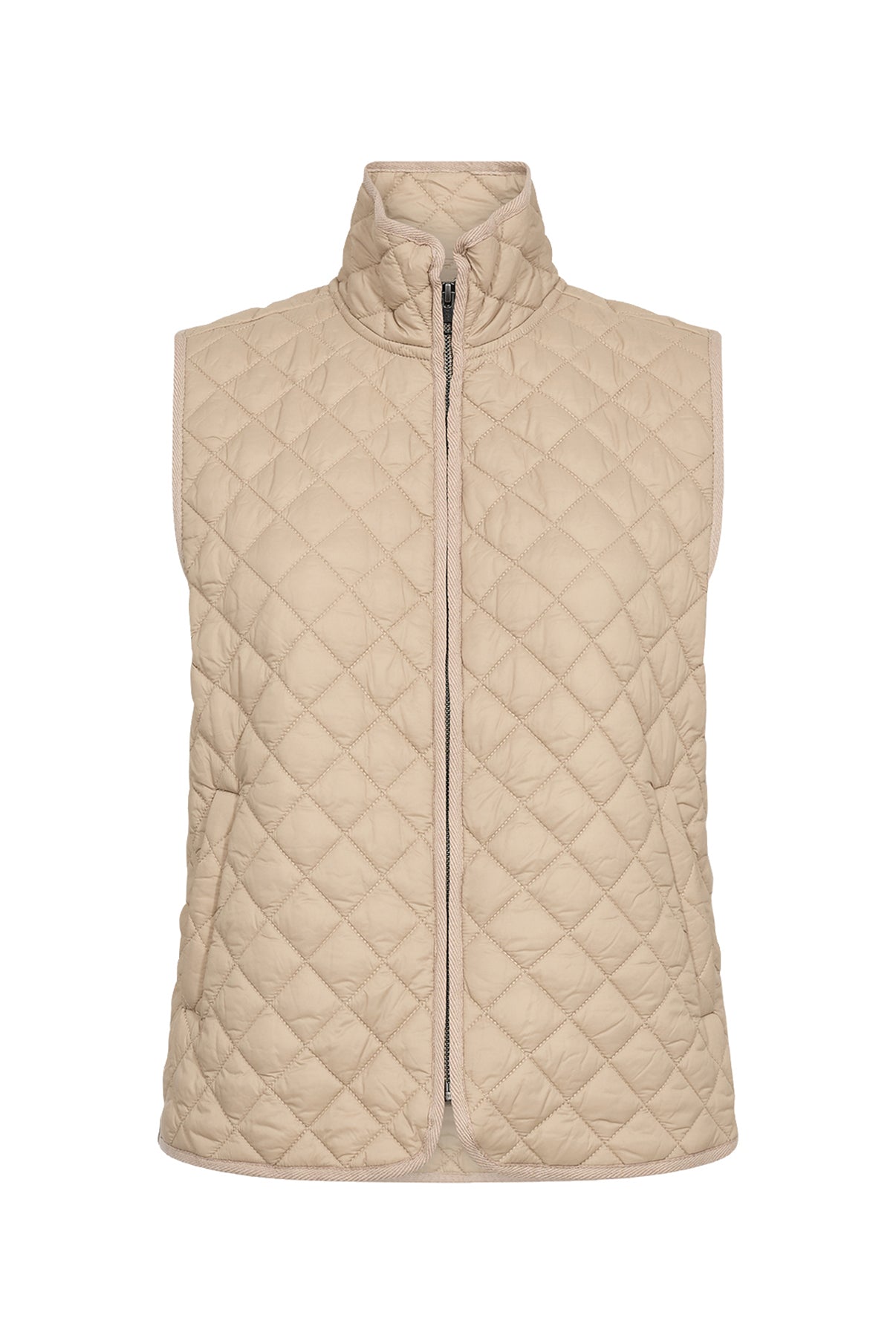 Let quiltet vest i silver mink farve med gennemgående lynlås og to sidelommer.