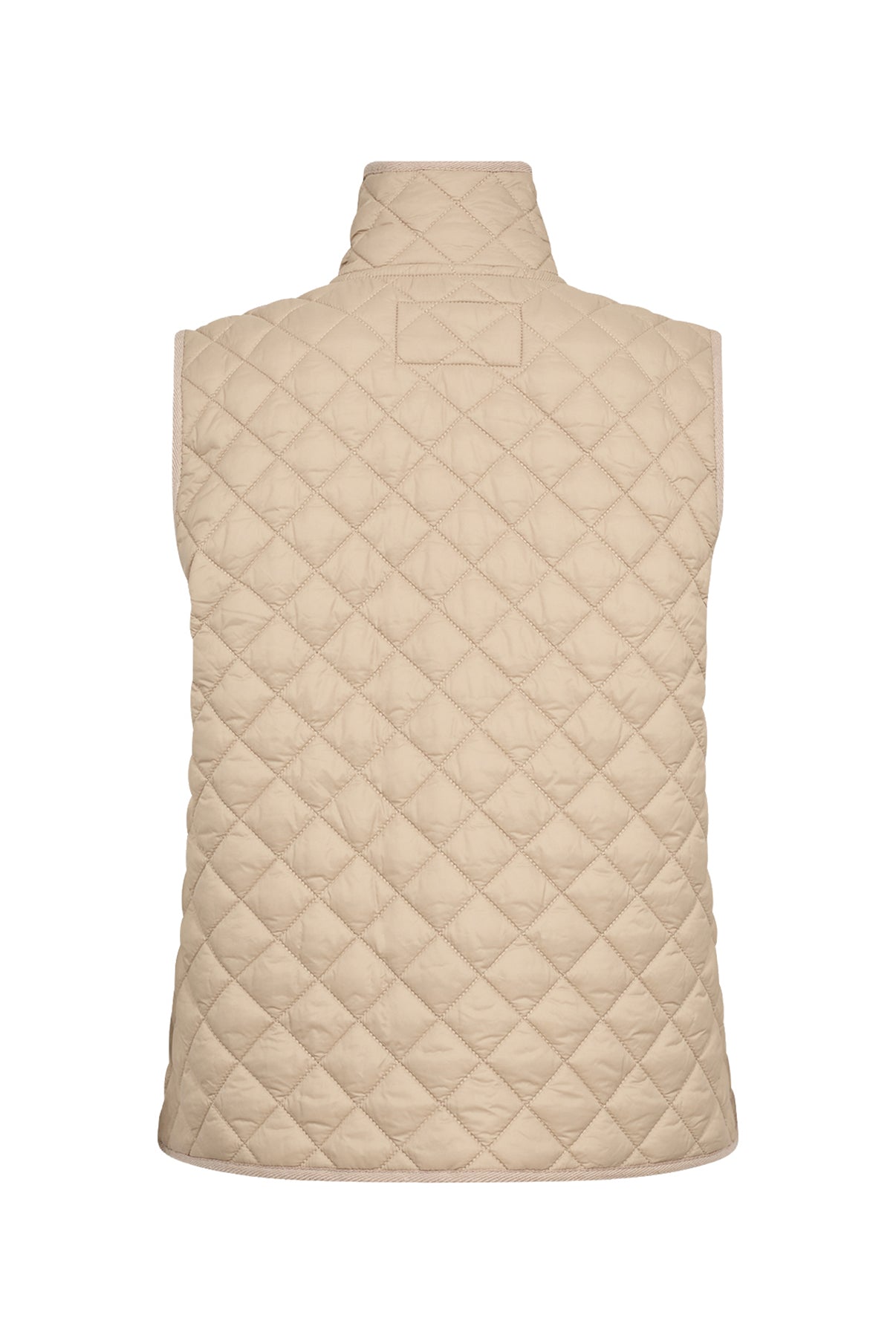 Let quiltet vest i lys beige med stående krave og lommer, syninger i diamantmønster.