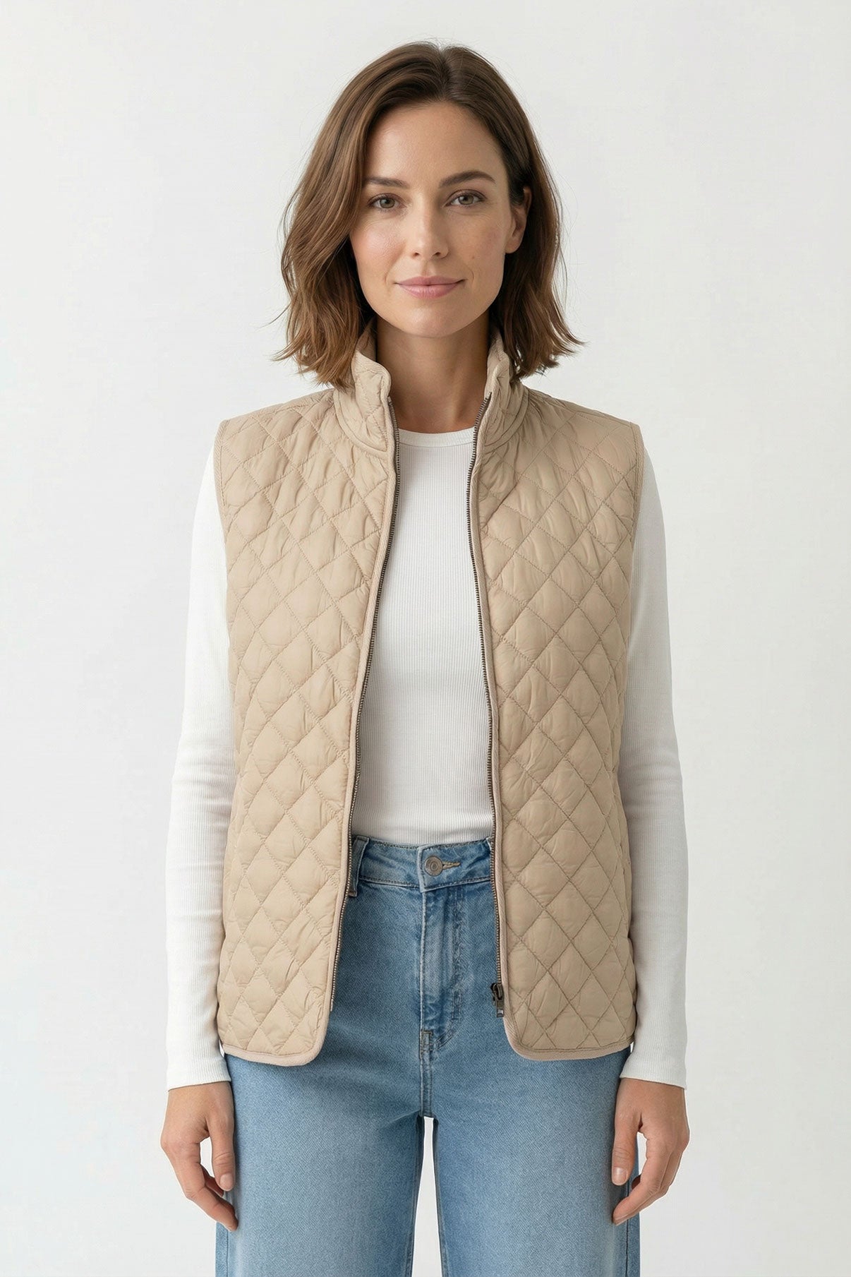 Let quiltet vest i sølvgrå med lommer og rund hals i klassisk pasform.