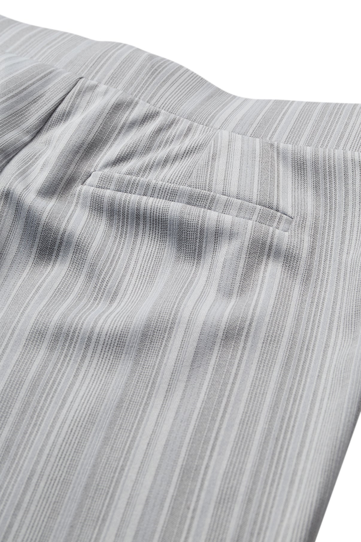 Grå stribet capribuks med elastisk talje og baglomme med sømdetaljer.