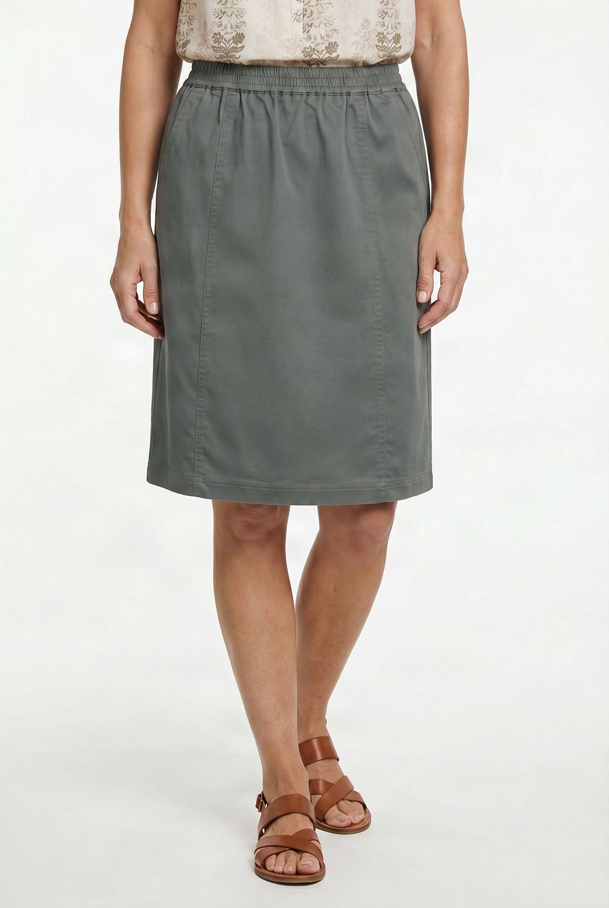Grå knælængde nederdel med elastik i taljen og sidelommer lavet i blødt stof.