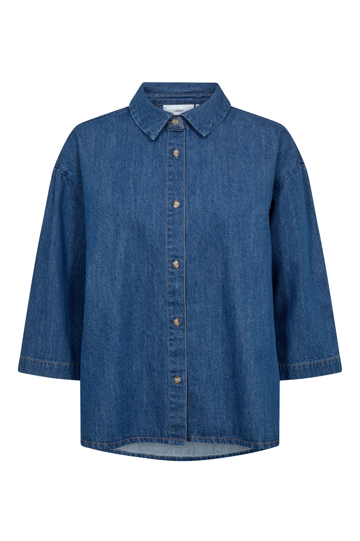 Mørk denimskjorte med trekvartærmer og knapper ned foran.