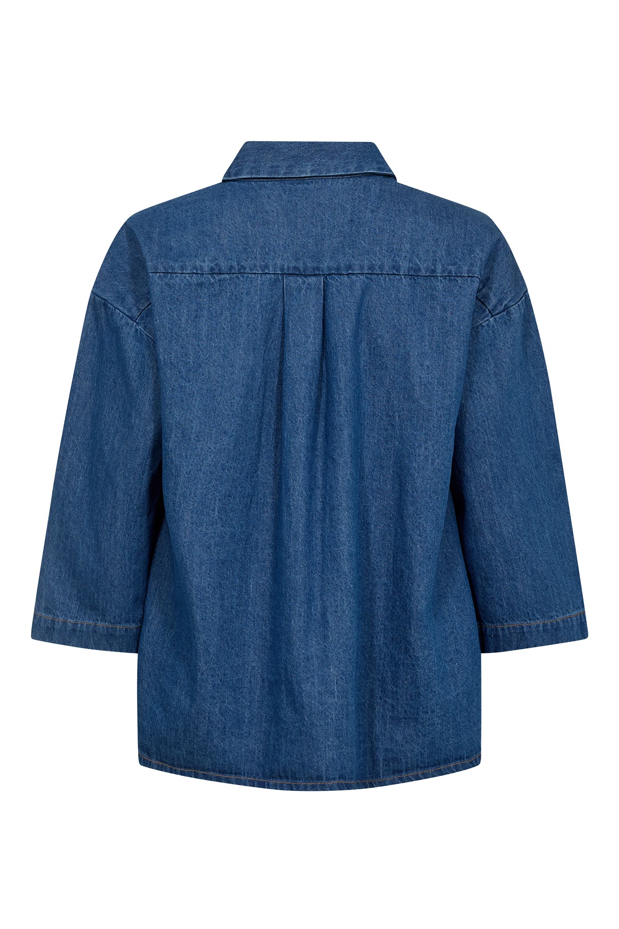 Mørk denimskjorte med trekvartærmer og klassisk krave set bagfra.