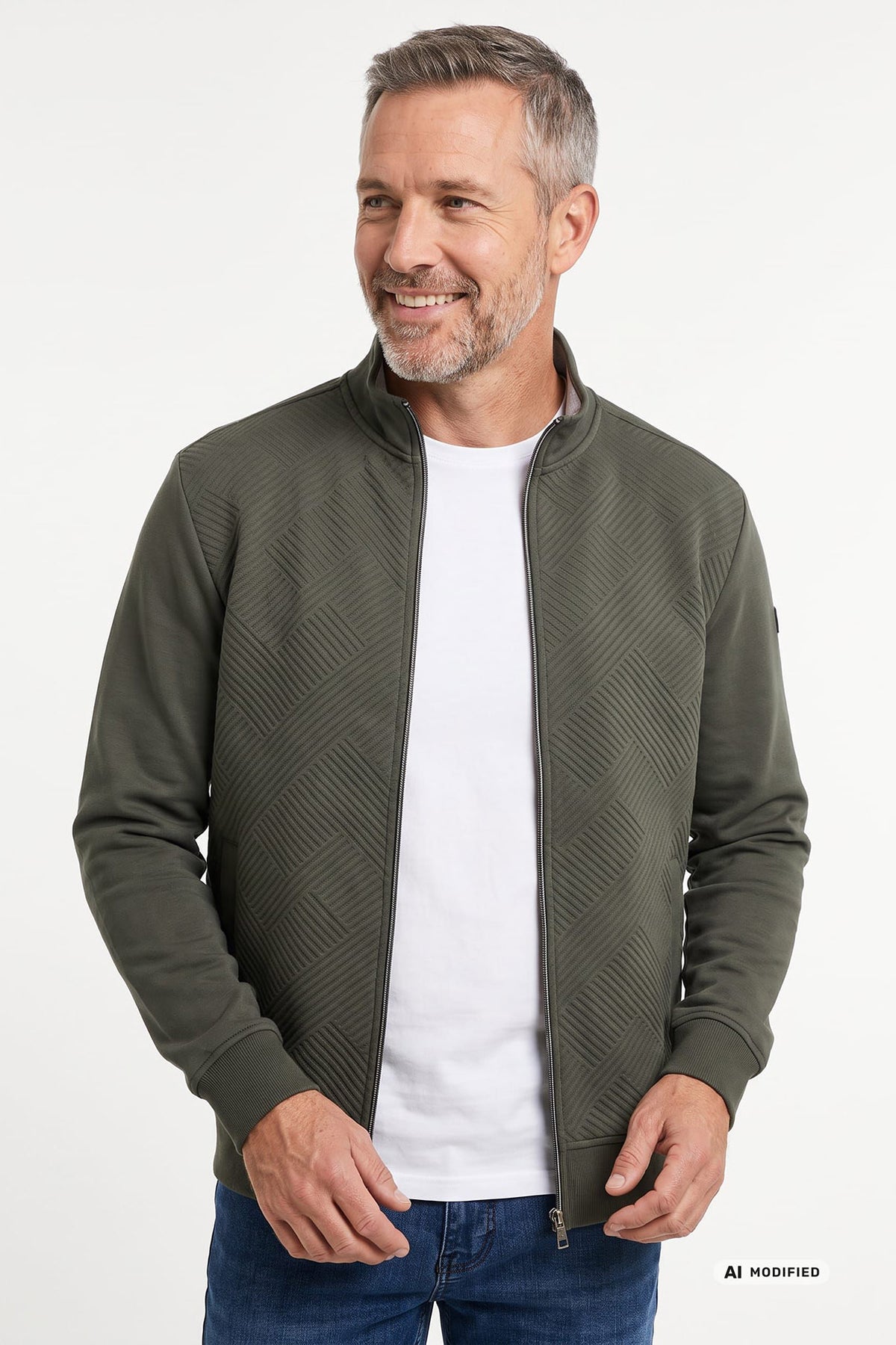 Mørkegrøn sweatshirt med lynlås, ståkrave og strukturmønster over en hvid T-SHIRT L/Æ.
