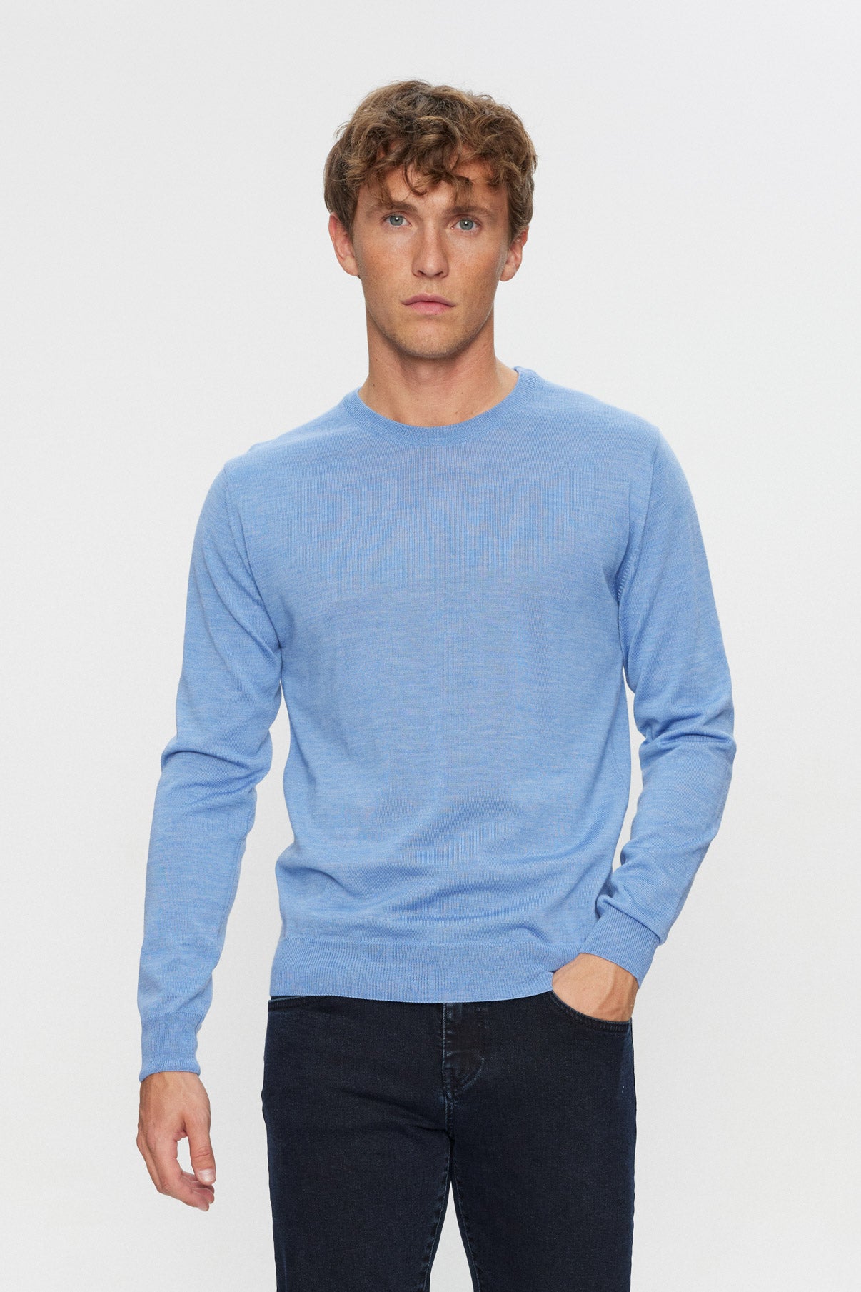 Lyseblå merinoulds pullover med rund hals og ribstrikkede kanter, slim fit.