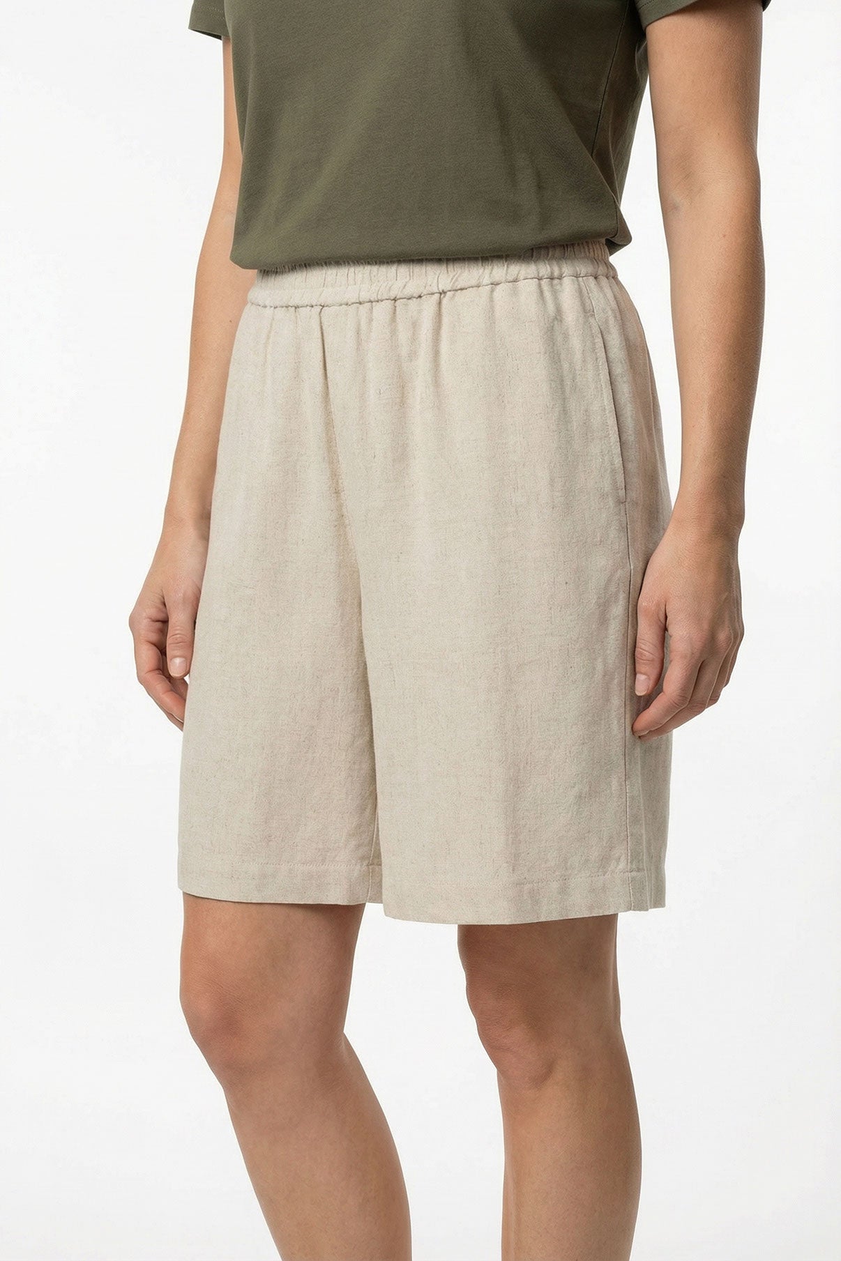 Let og løstsiddende shorts i sandfarvet hørblanding med elastisk talje og knælængde.