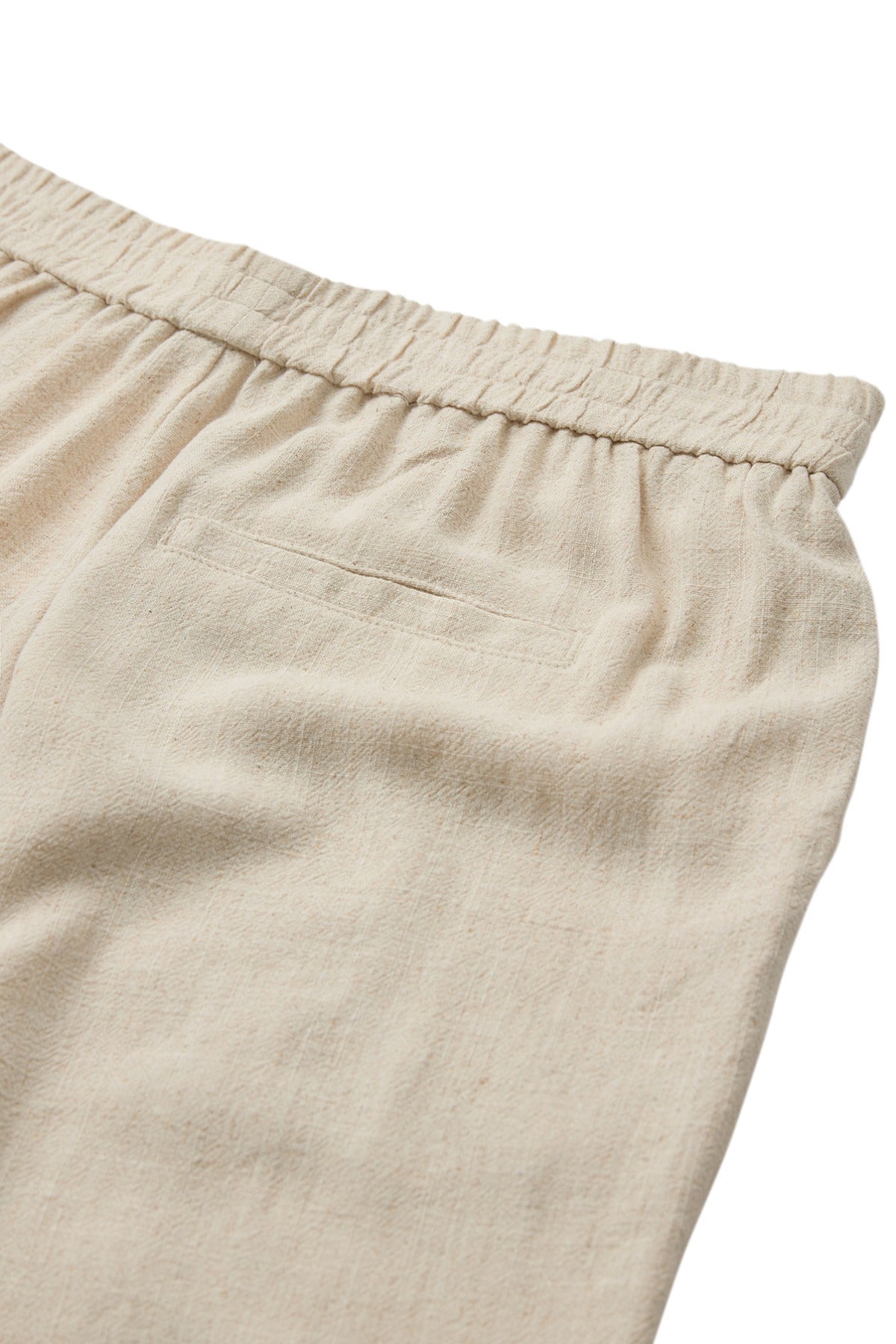 Beige shorts i hørblanding med elastisk talje og enkel baglomme.