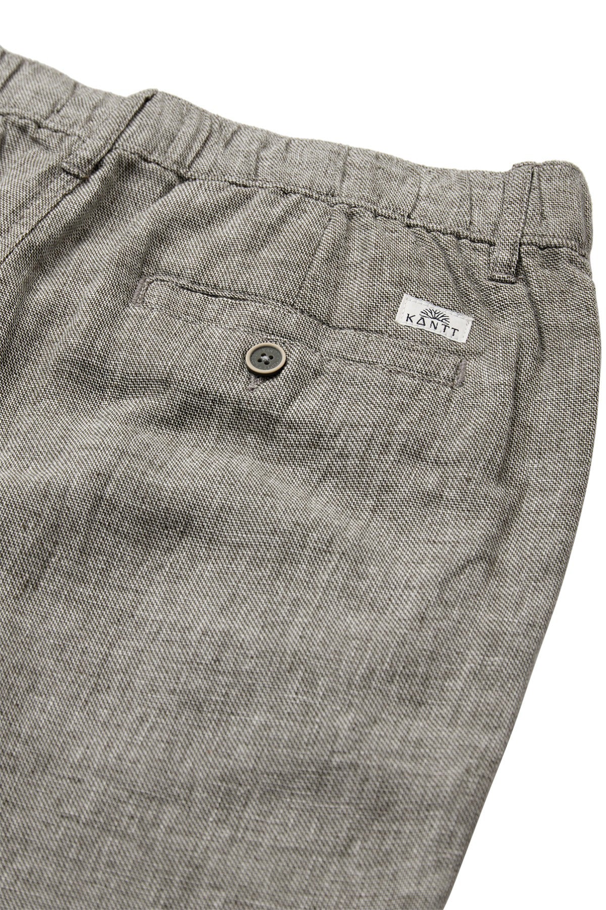 Army grønne hørshorts med elastisk talje og baglomme med knaplukning.