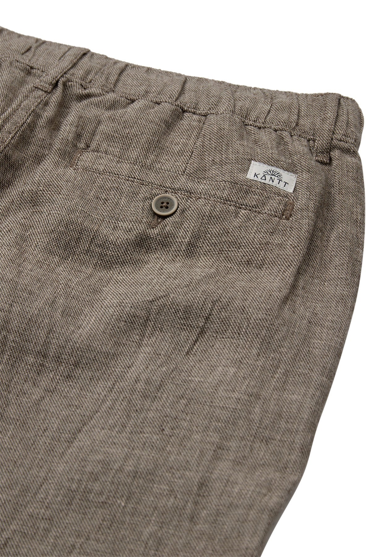Brune lette shorts i hør med elastik i taljen og baglomme med knap.