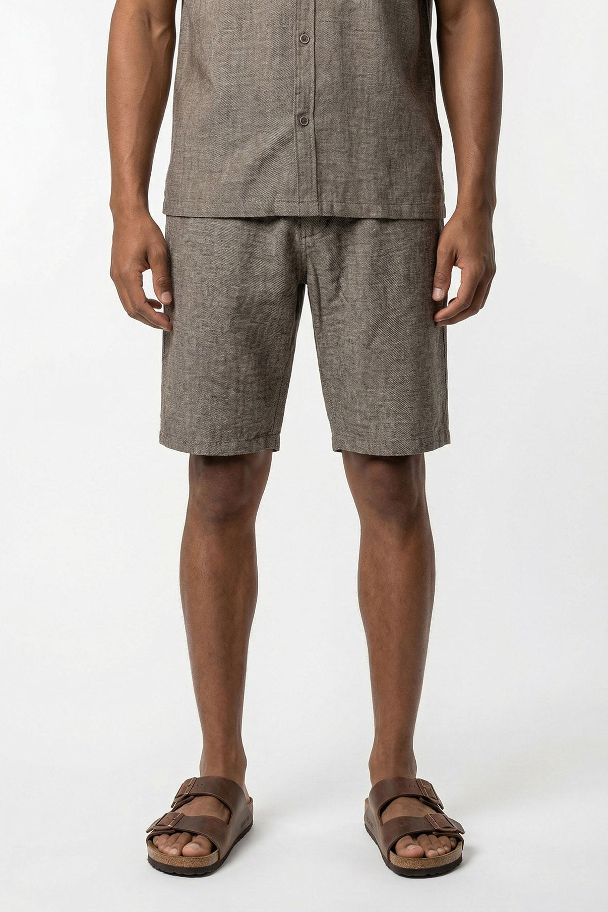 Brune lette shorts i hør med løs pasform og diskrete lommer foran.