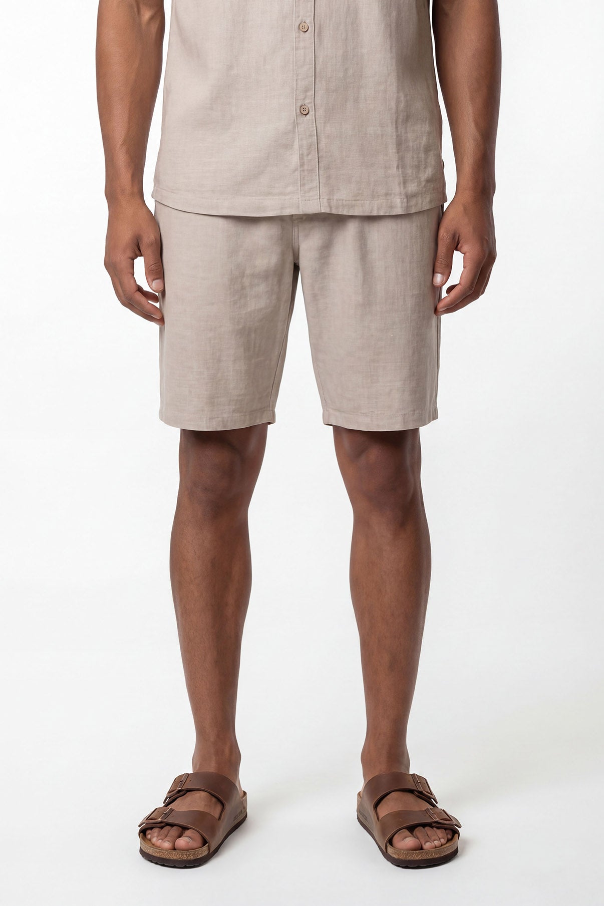 Lette shorts i beige hør med løs pasform og sidelommer.