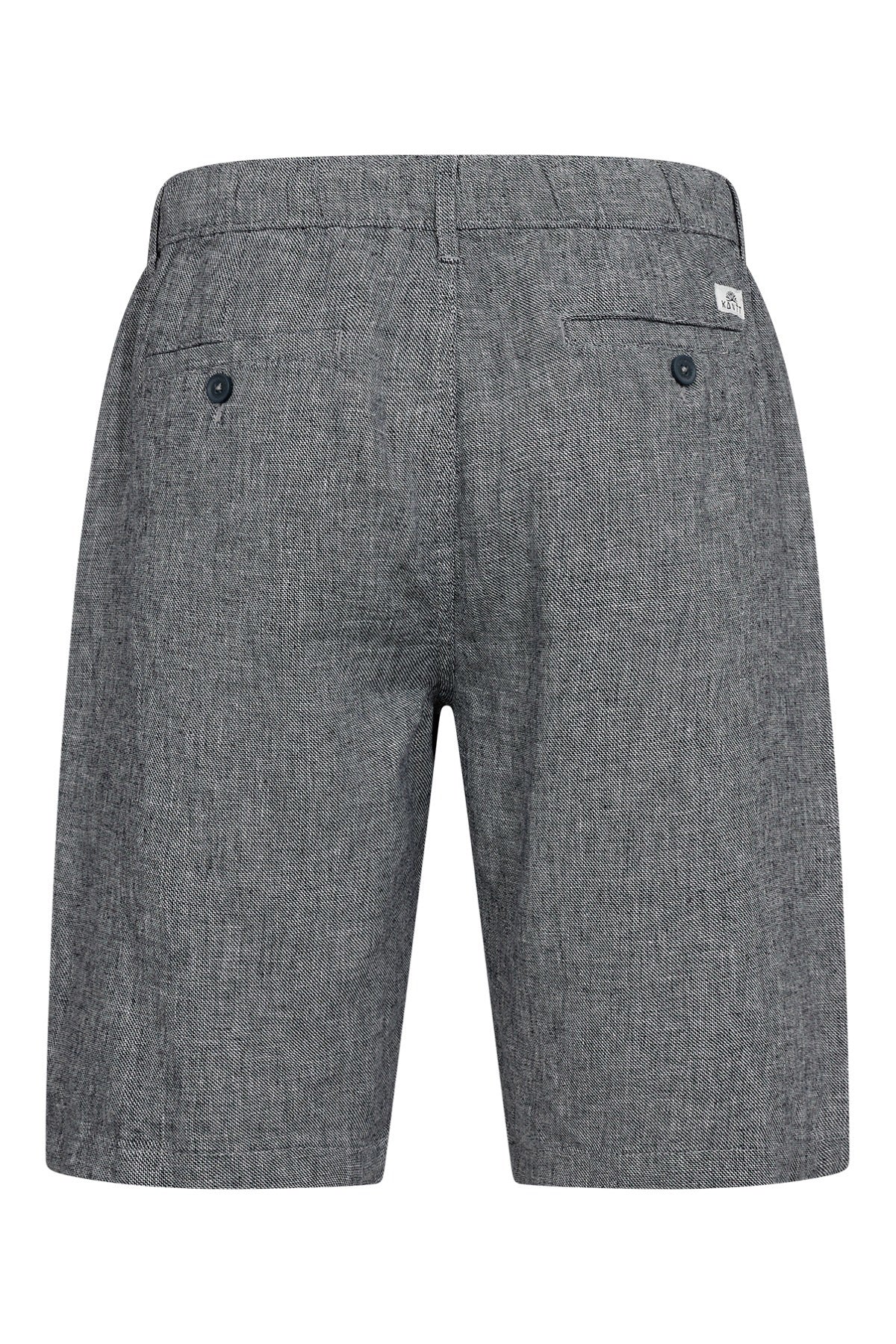 Grå hørshorts med elastisk talje og to baglommer med knapper.