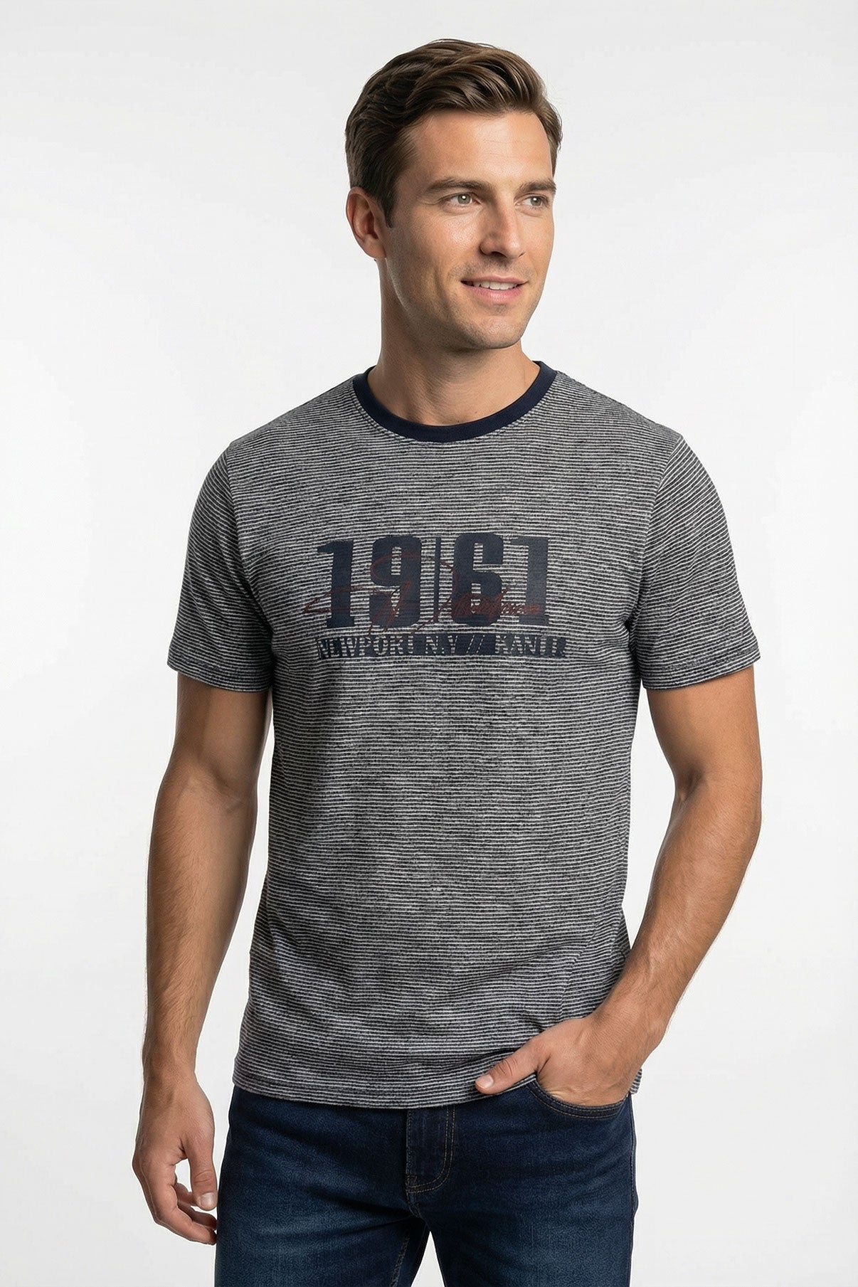 Gråmeleret herre t-shirt med navy ribkant og mørkeblå tekstprint "1961" på fronten.