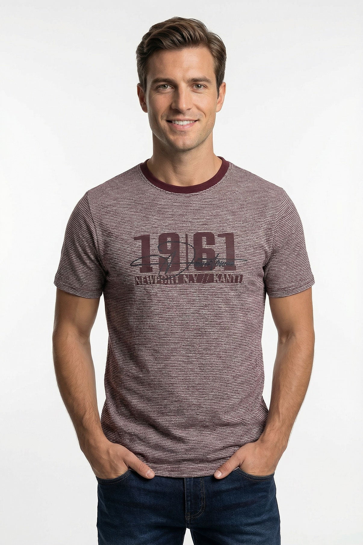 Vinrødmeleret T-shirt med mørkerødt print og rund hals med kontrastkant.