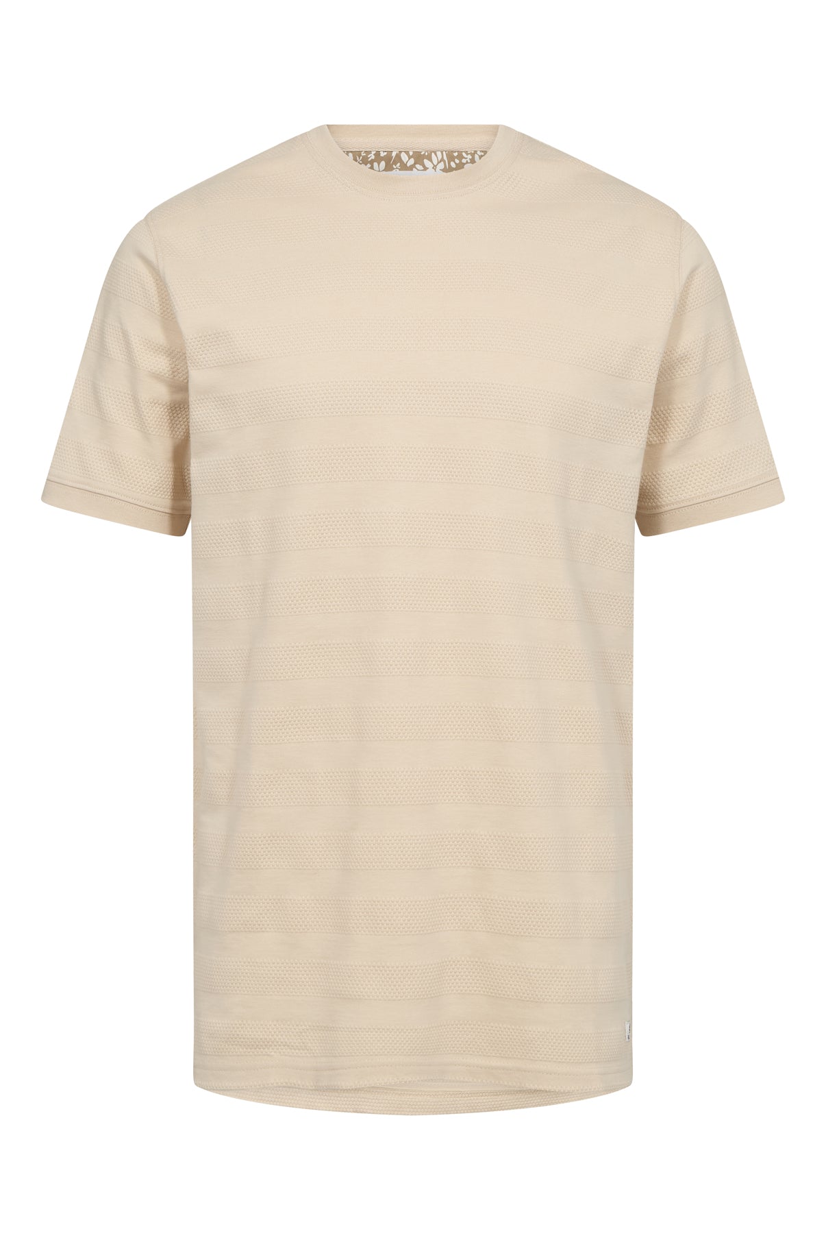 Beige kortærmet t-shirt med fin struktur i subtilt stribet mønster og rund hals.