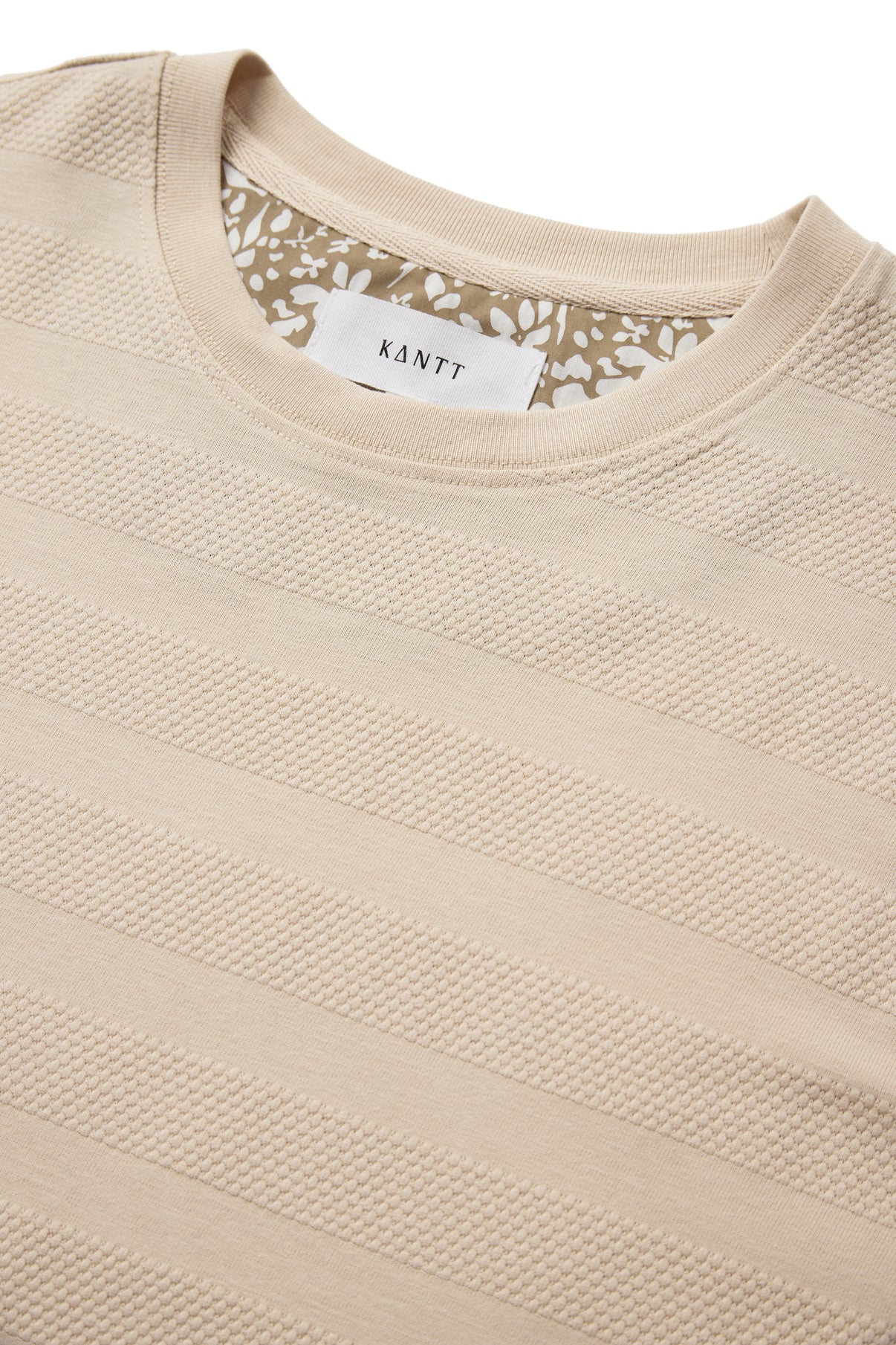 Beige kortærmet T-shirt med subtile strukturstriber og rund hals fra Dante.