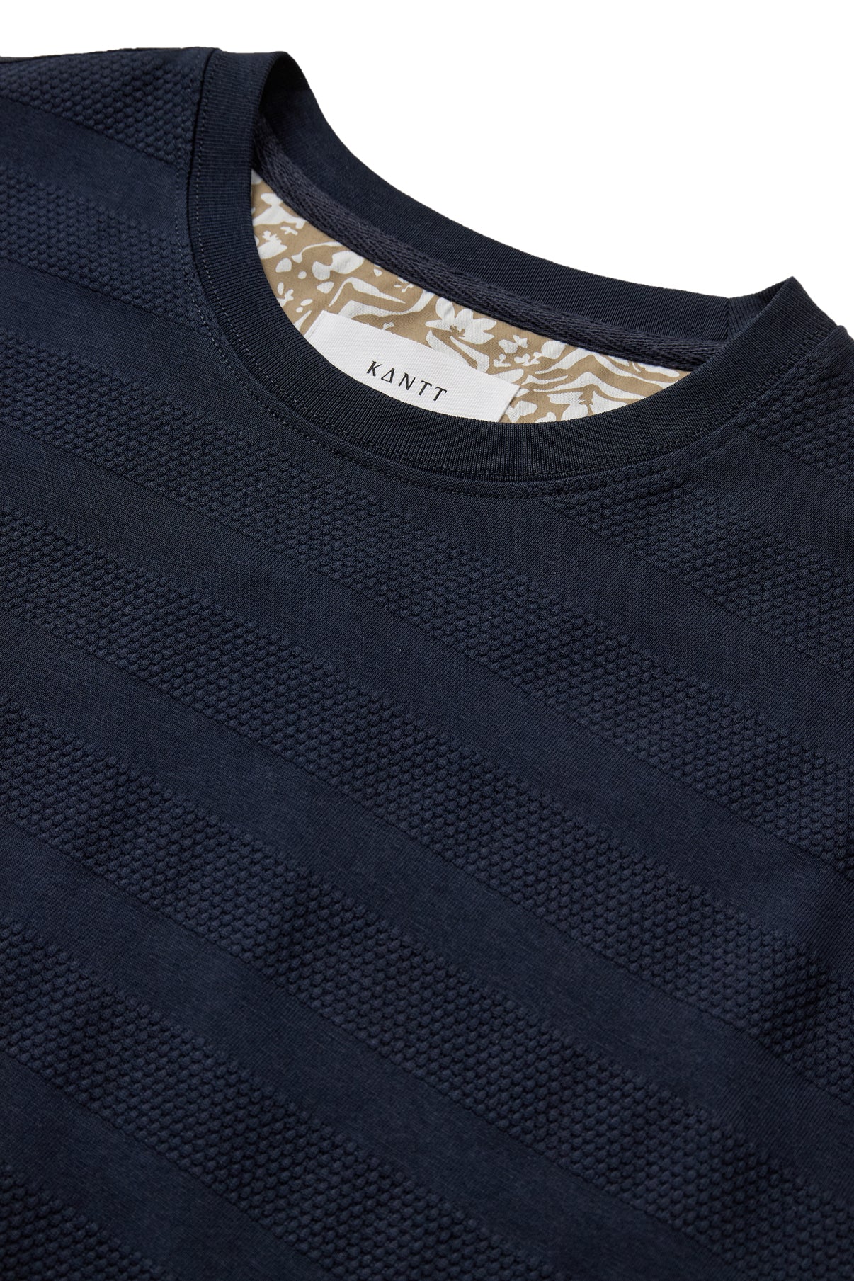 Marineblå kortærmet t-shirt med diskrete strukturstriber og rund halsringning.