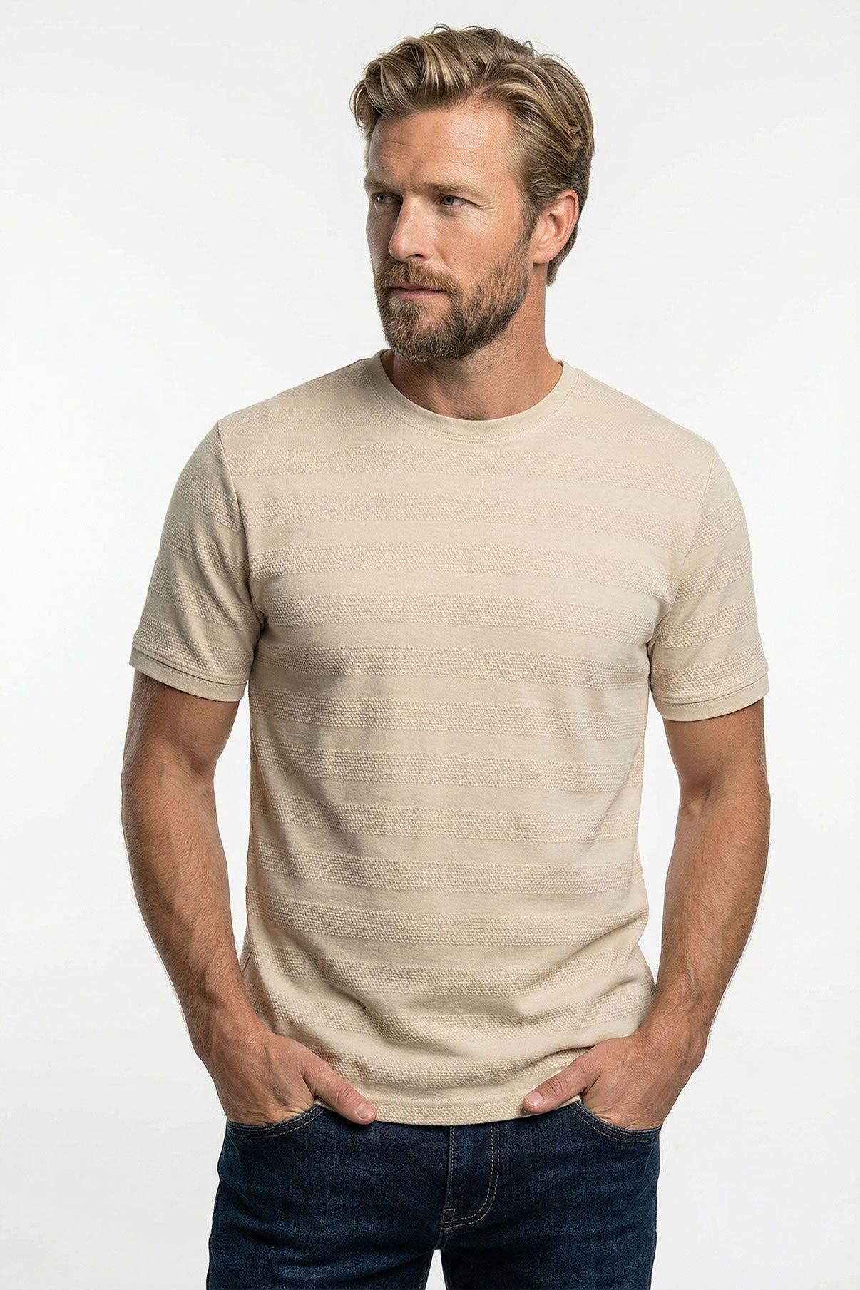 Kortærmet beige t-shirt med diskrete strukturstriber i blødt stof, afslappet pasform.