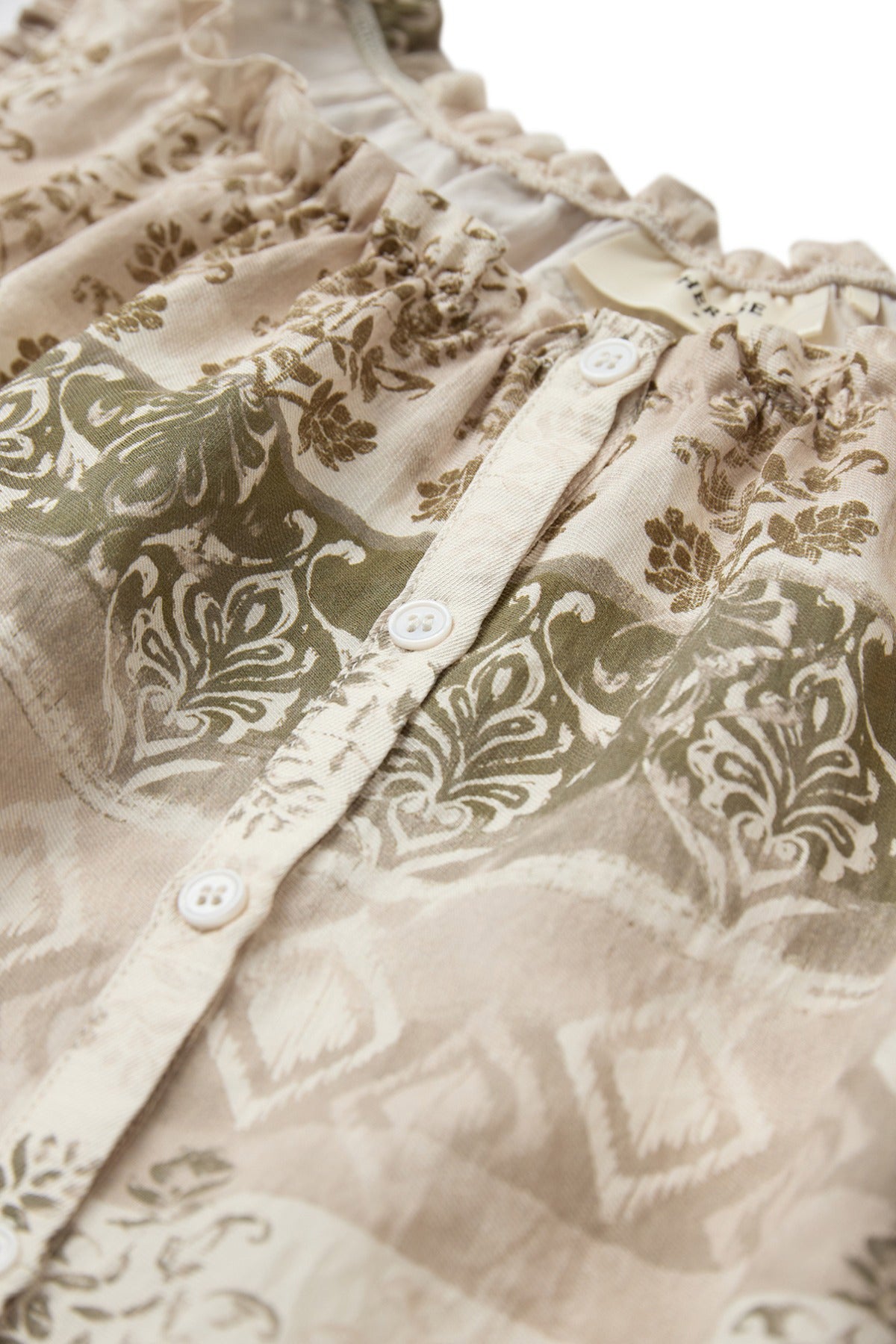Beige mønstret bluse med flæsedetaljer og knaplukning foran.