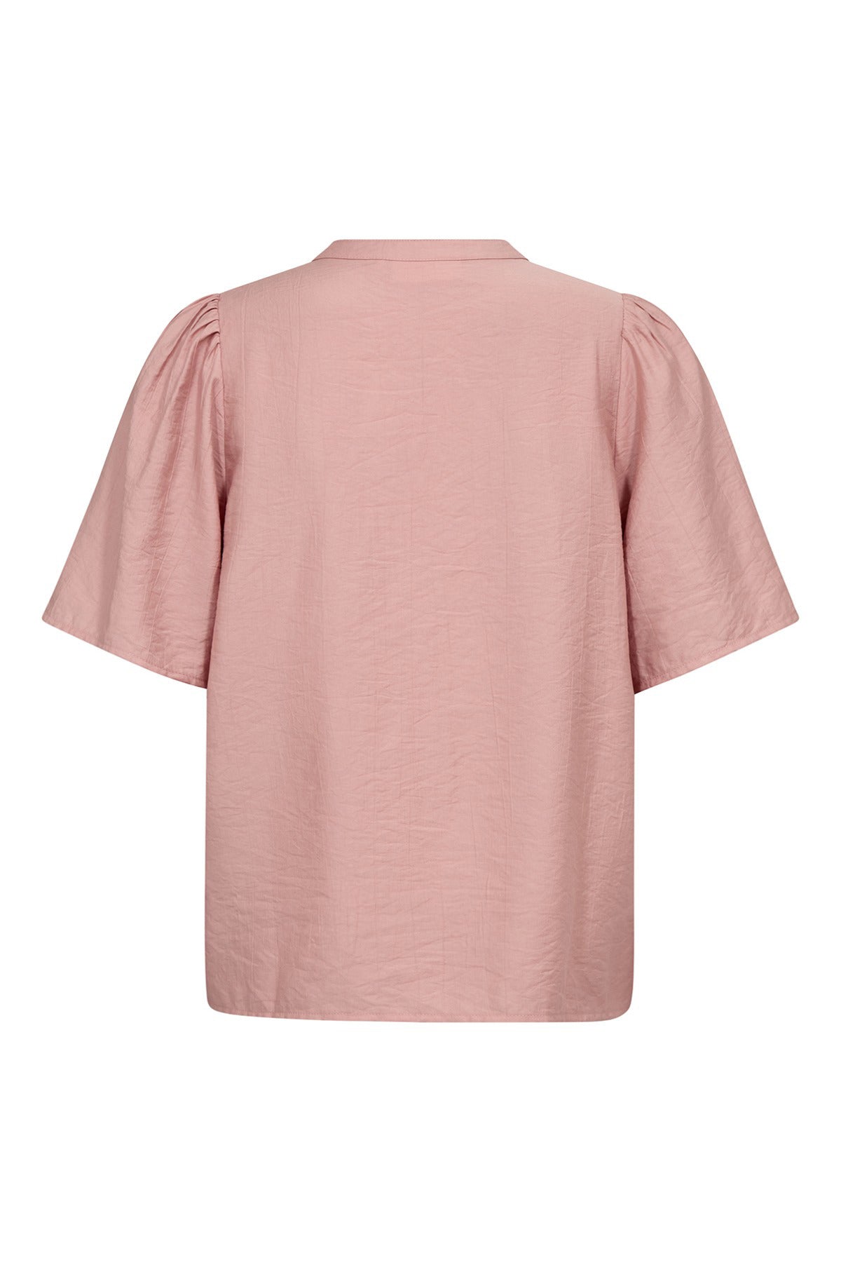 Lyserød bluse med korte ærmer og rynkedetaljer ved skuldrene set bagfra.