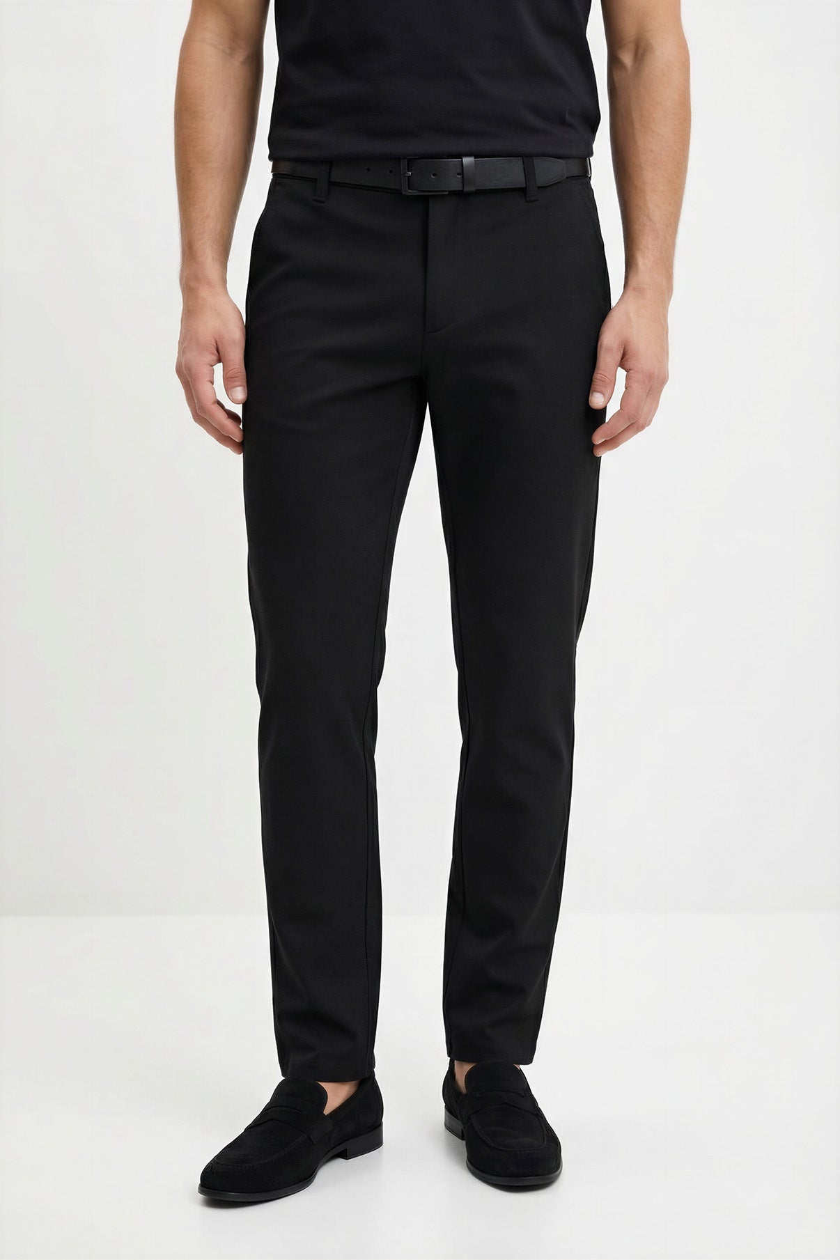 Sort tapered fit bukser med stræk og bælte, afslappet komfortstil.