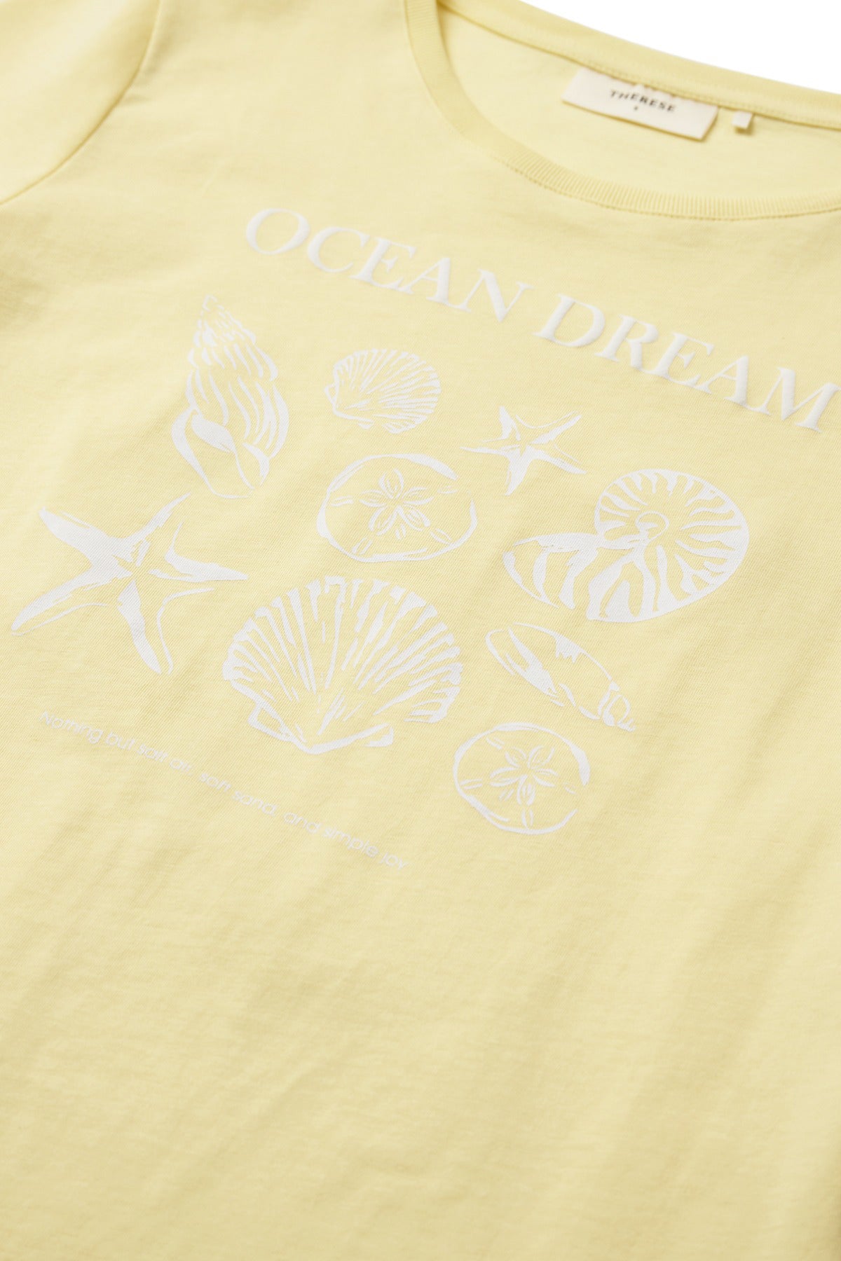 Lemon Meringue bomulds t-shirt med rund hals og lyseblåt havtema print med muslinger og søstjerner.