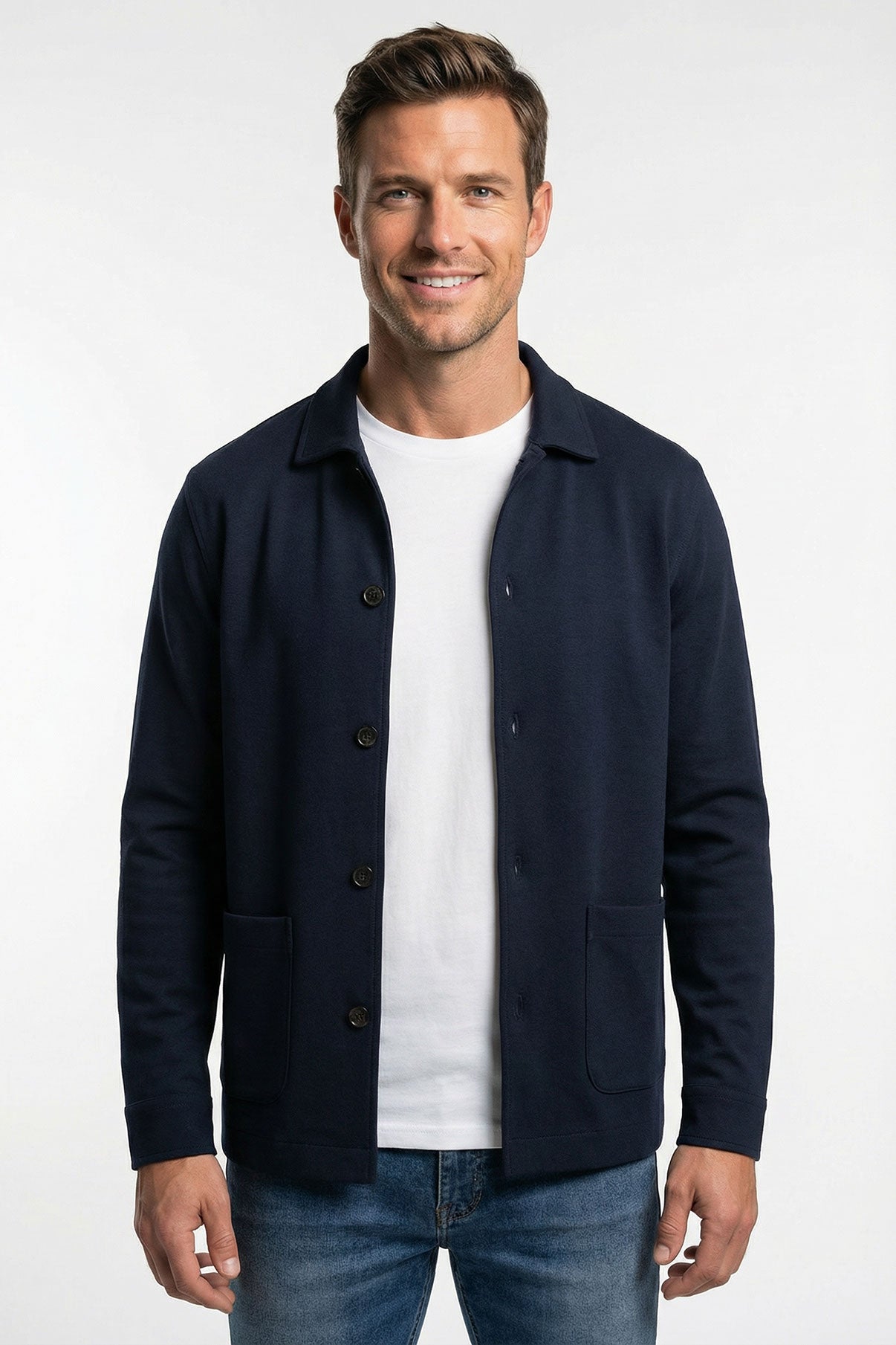 Mørkeblå strækbar overshirt med klassisk krave og knapper, båret over hvid T-shirt.