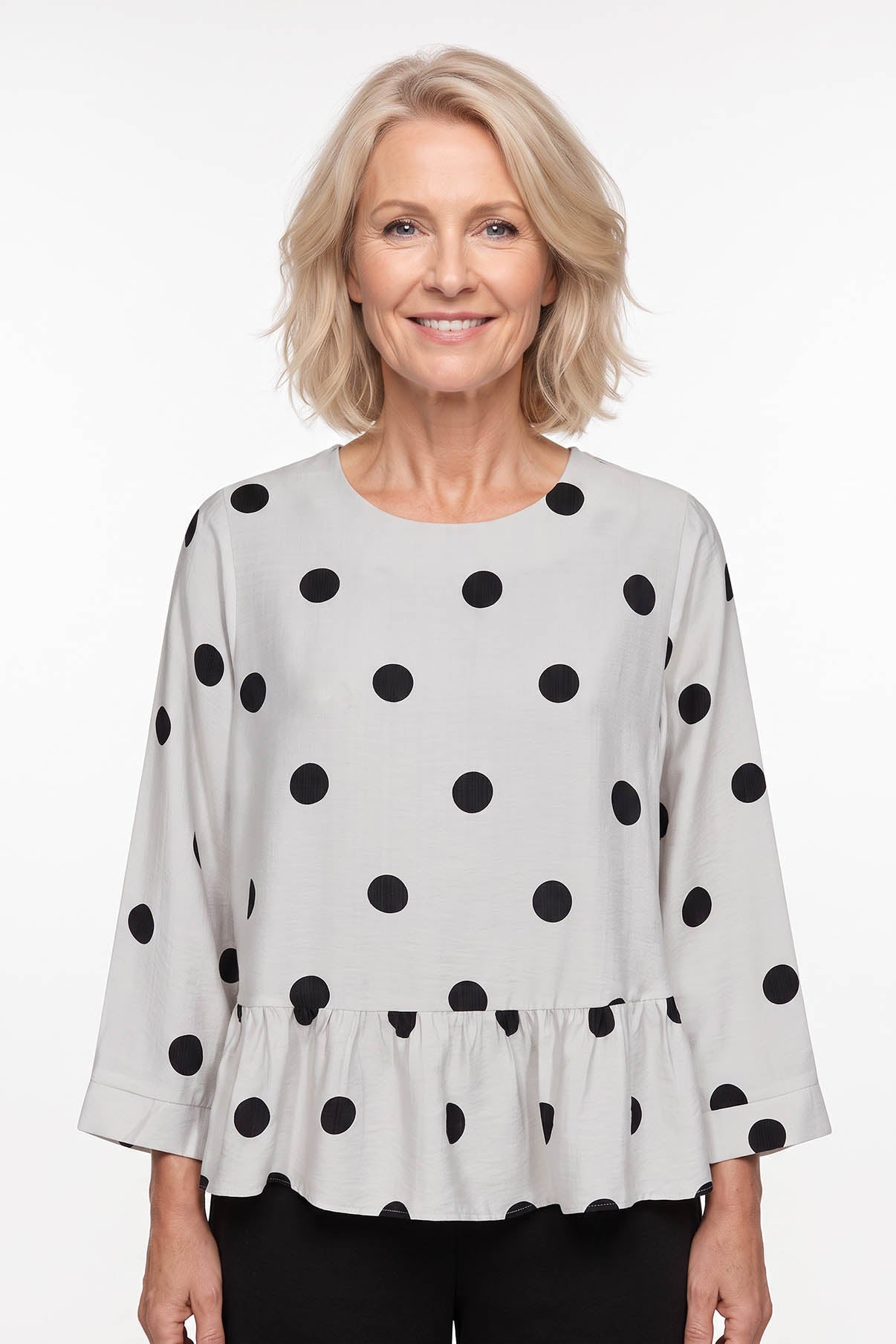 Lysegrå peplum bluse med sorte polka prikker og trekvartærmer i let stof.