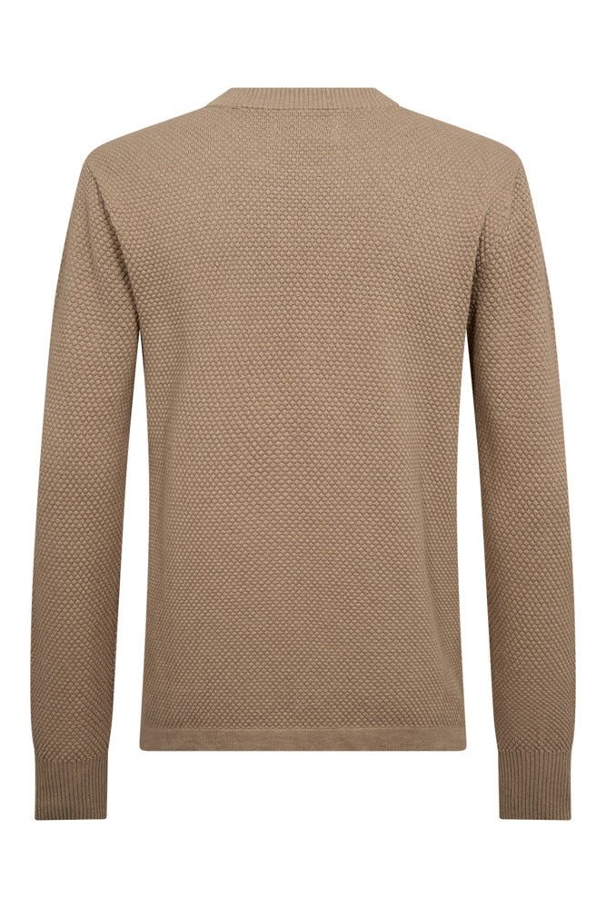Beige strukturstrikket bomuldspullover med rund hals og lange ærmer, herremodel.