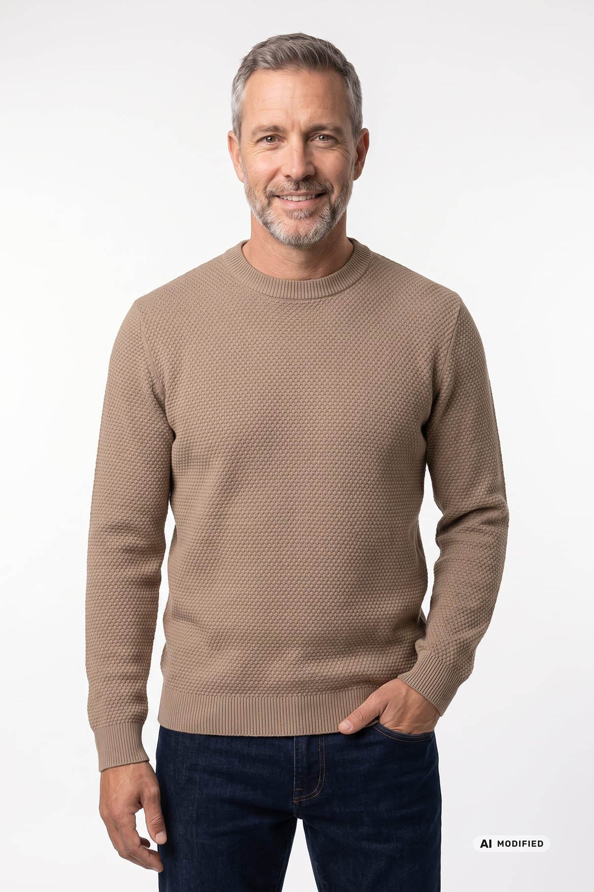 Beige strukturstrikket bomuldspullover med rund hals og ribkant ved ærmer og talje.