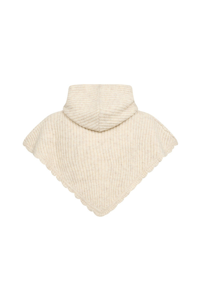 Beige balaclava i ribstrikket uldblanding med trekantet form og høj hals.