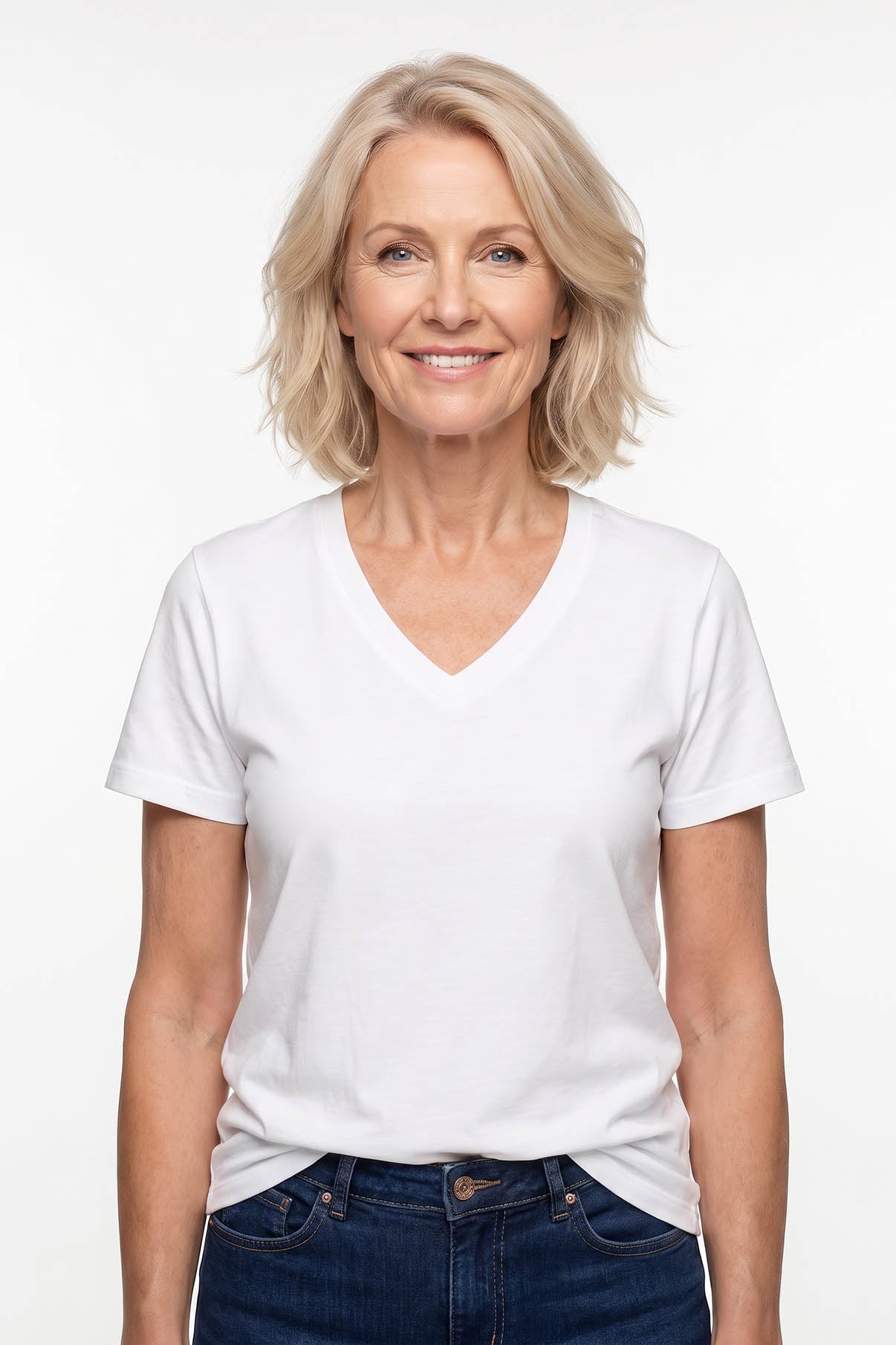 Hvid kortærmet T-shirt med V-hals i klassisk pasform, let bomuldsmateriale.
