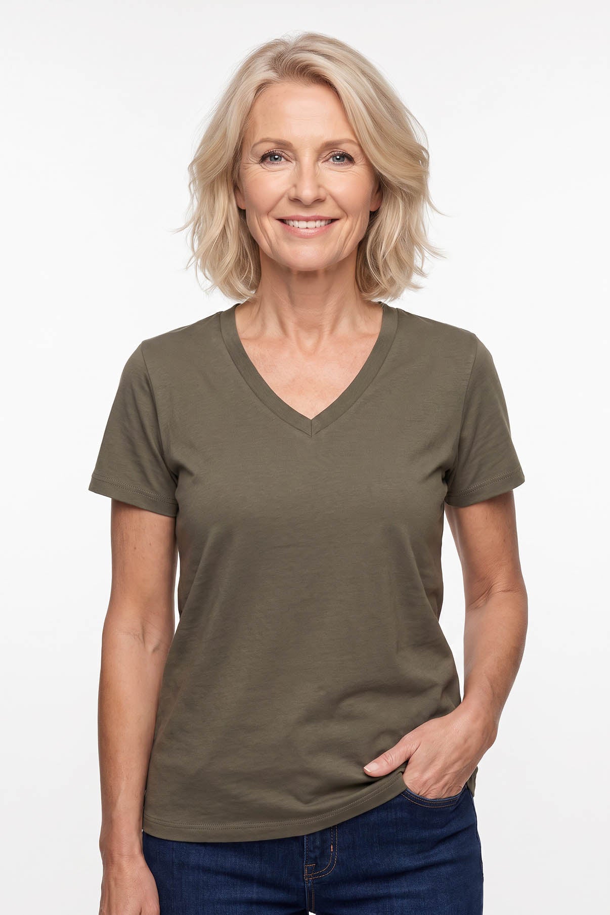 Kortærmet T-shirt i olivengrøn med V-hals og afslappet pasform på model.