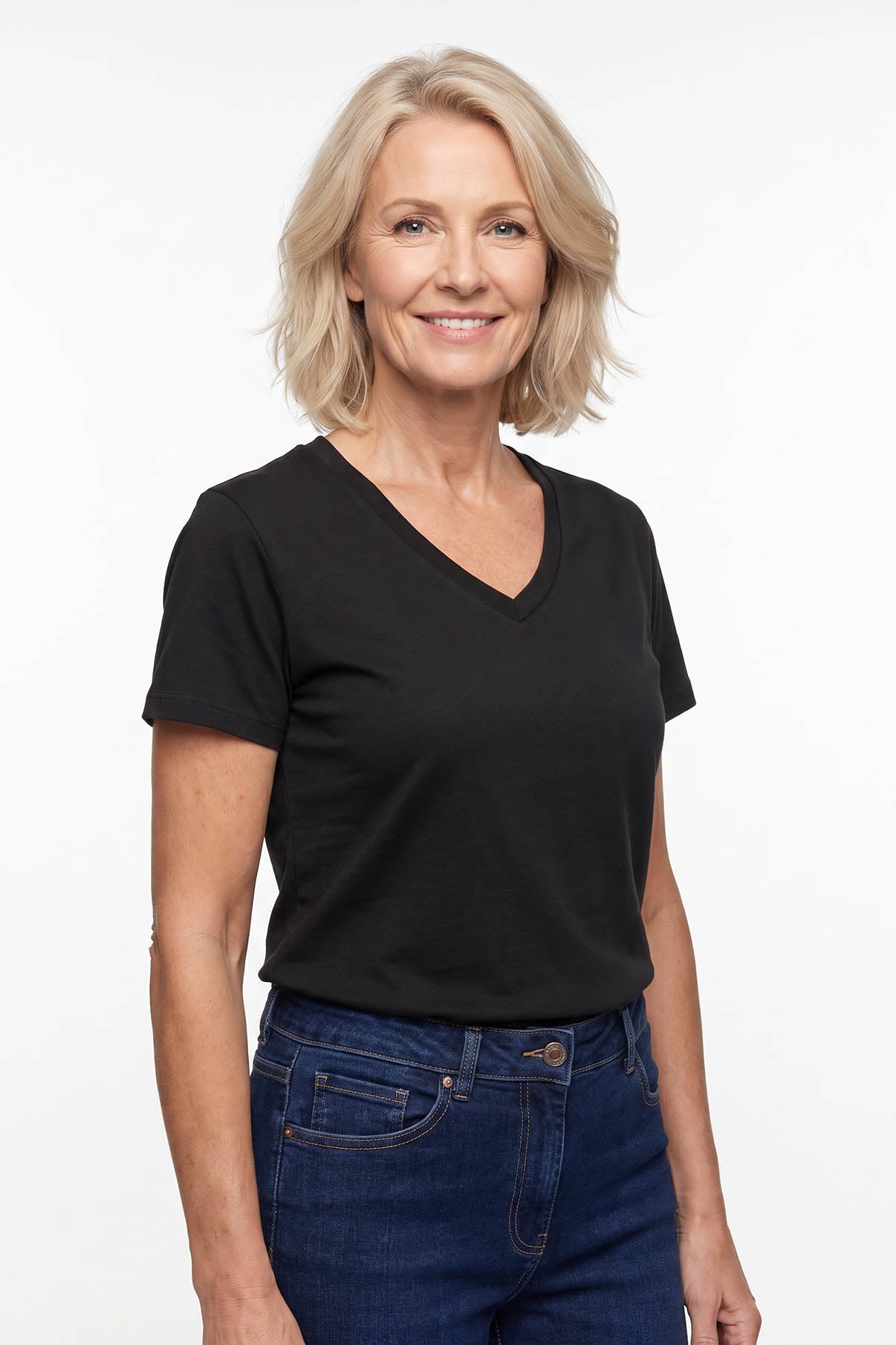 Sort kortærmet T-shirt med V-hals i blød bomuld, afslappet pasform.