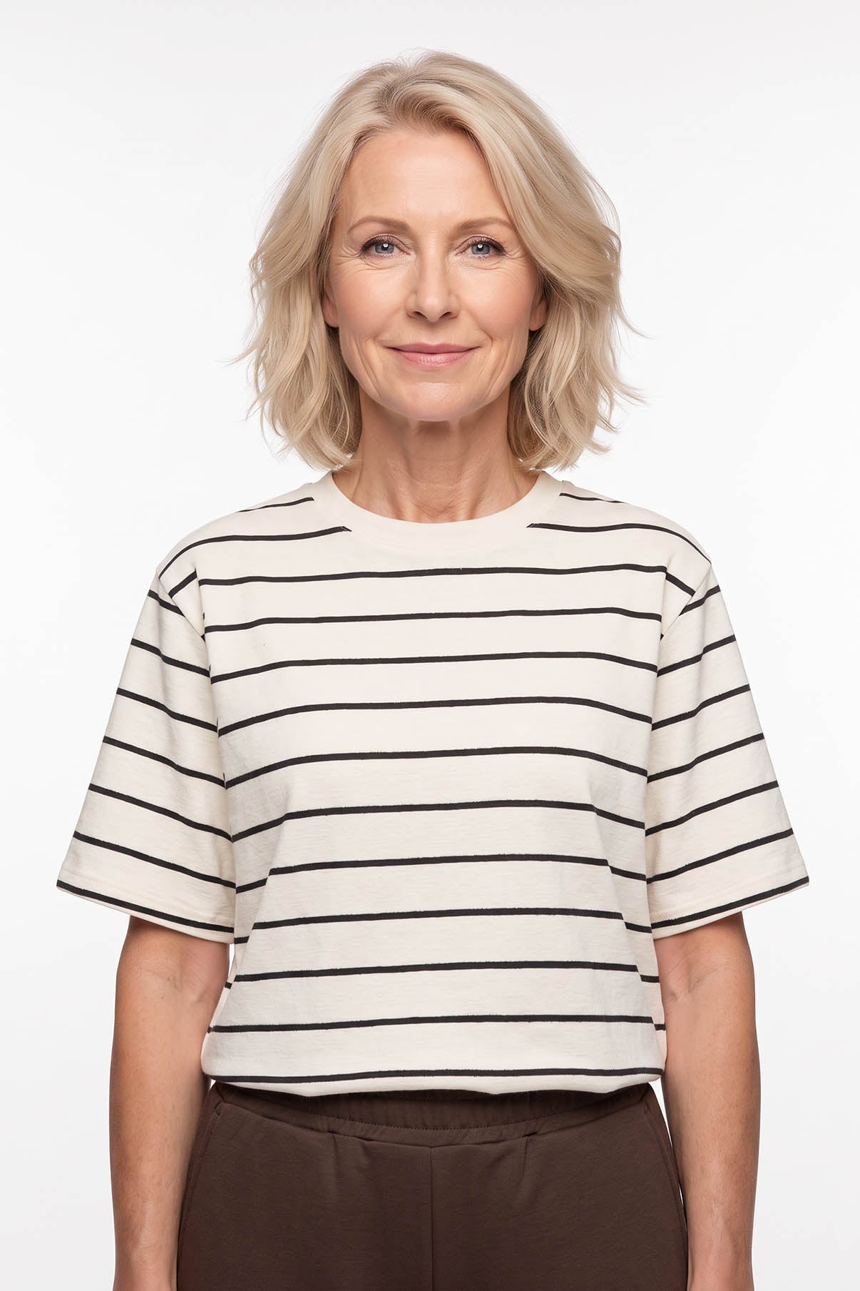 Kortærmet t-shirt i creme med tynde sorte vandrette striber og rund hals i blød bomuld.