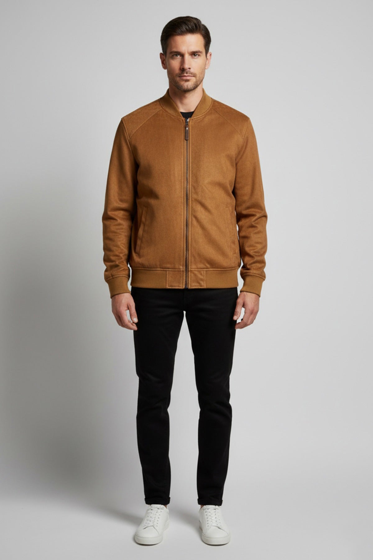 Camelruskindslook bomberjakke med lynlås og sidelommer på model.
