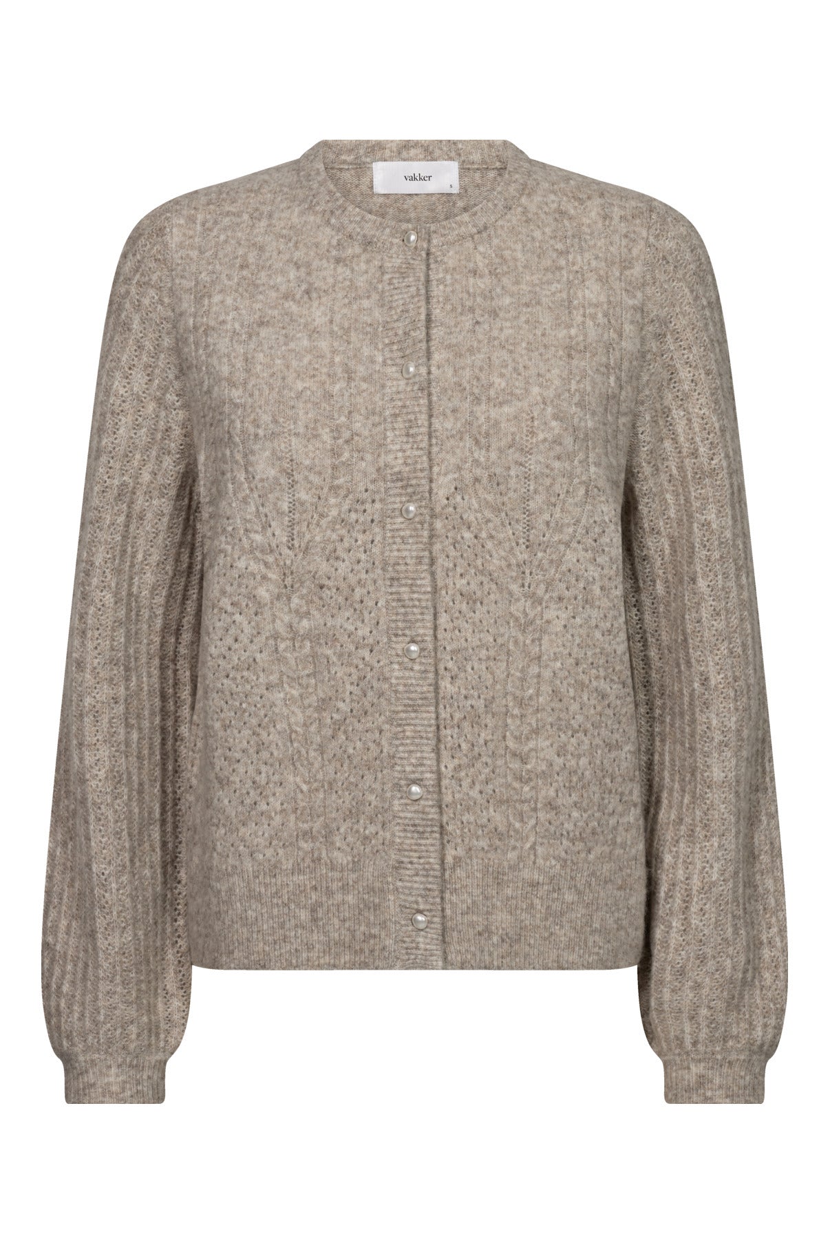 Beige strikcardigan med strukturmønster og små perlemorsknapper, rund hals og ribstrikkede manchetter.