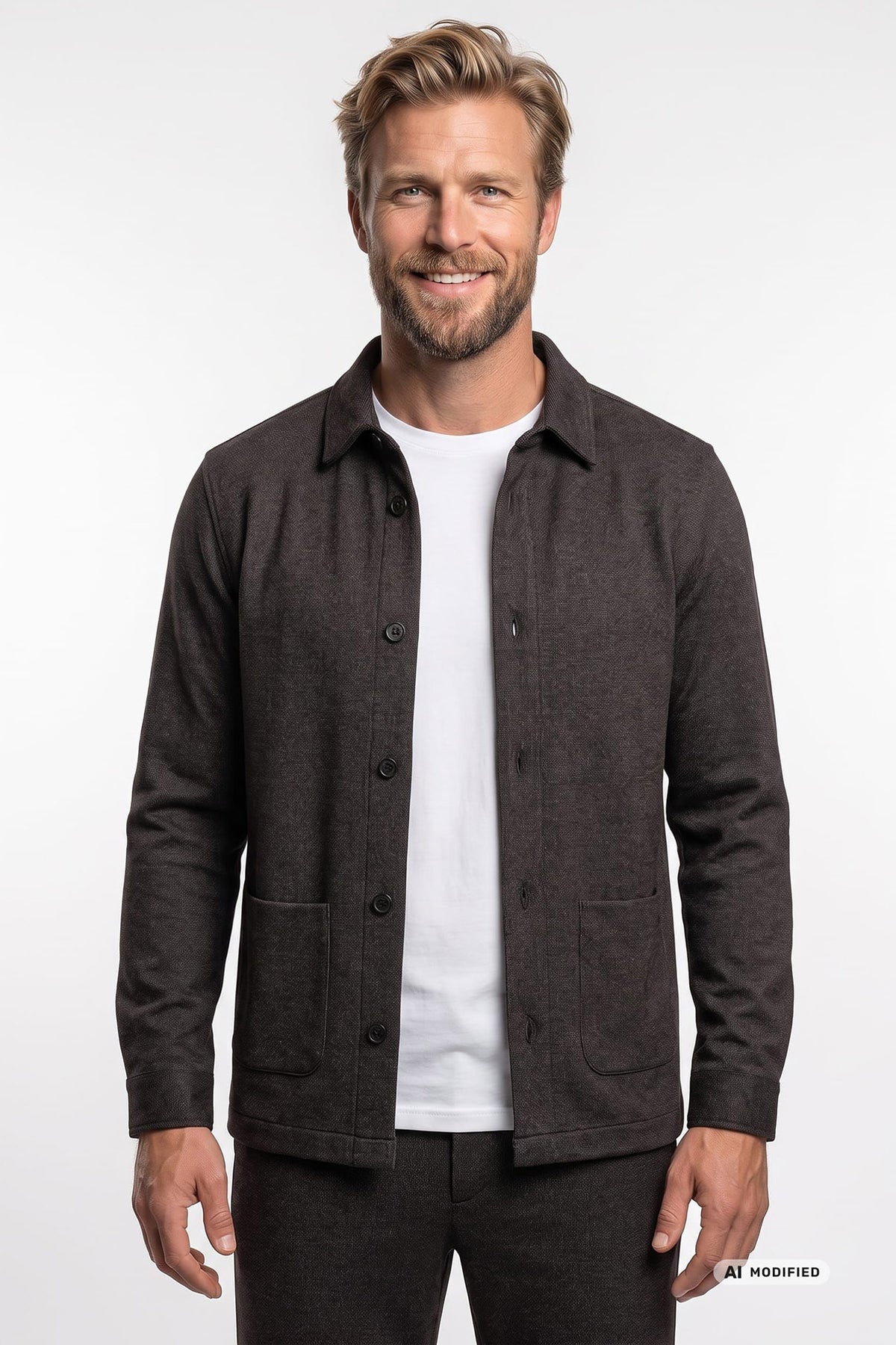 Mørkebrun komfortabel overshirt i blød, let struktureret stof med knapper og forlommer foran.