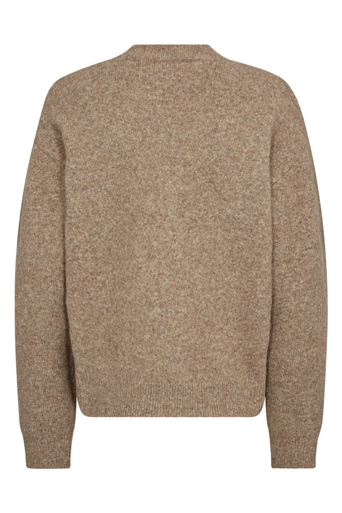 Uldstrik cardigan i varm sand med rund hals og ribkanter bagpå.