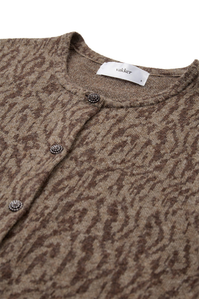 Brun cardigan med dyreprint, rund hals og små knapper foran in tono med printet.