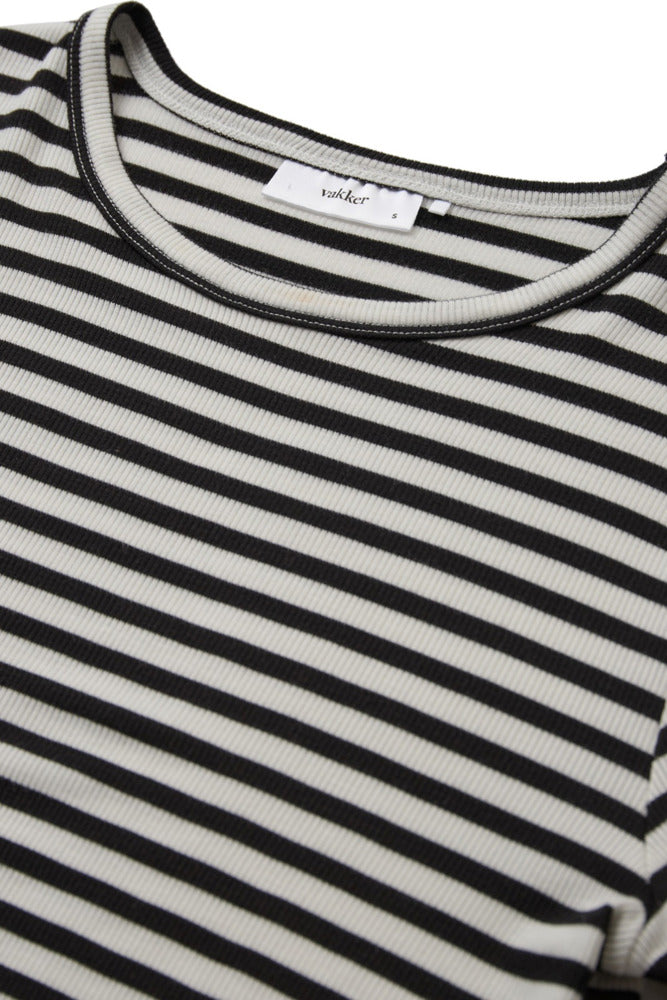 Sort-hvid stribet langærmet t-shirt i blødt, let materialet med rund halsudskæring.