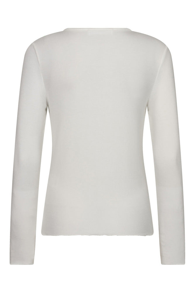 Hvid blød langærmet t-shirt med rund hals i tætsiddende pasform.