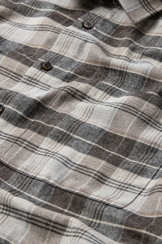 Langærmet ternet skjorte i beige, grå og hvid med knapper og brystlomme i blødt stof.