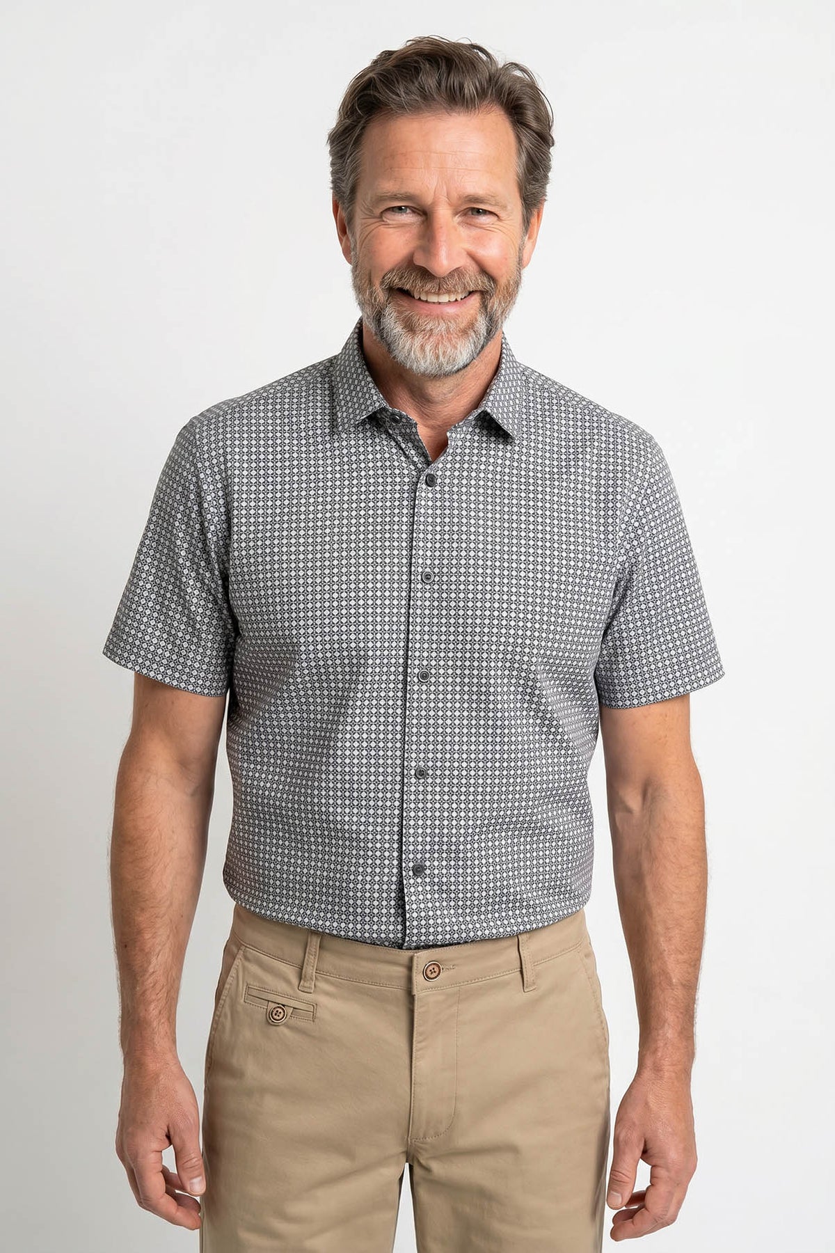 Kortærmet, slim fit skjorte med gråt og sort ternet mønster, krave og knapper foran.