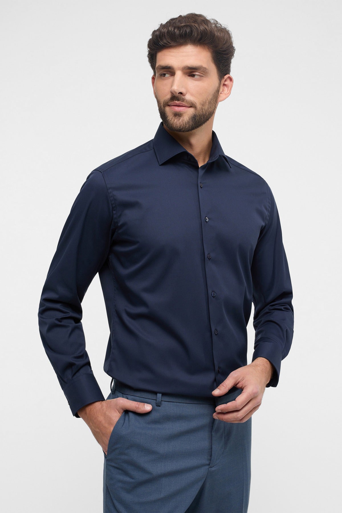 Marineblå strygefri covershirt skjorte med klassisk krave og knaplukning.