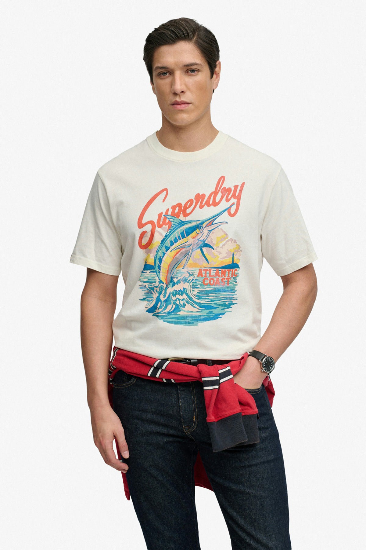 Løs hvid t-shirt med farverigt vintage tryk, kortærmet og rund hals.