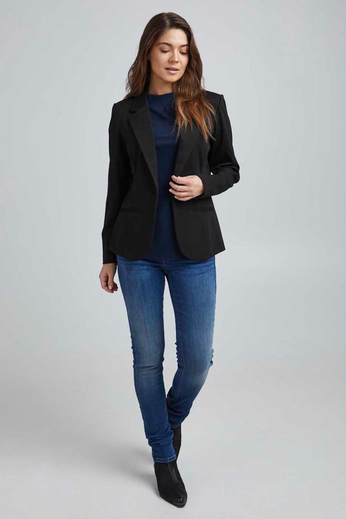 Sort klassisk blazer i regular fit med enkelt knappelukning og smalle revers.