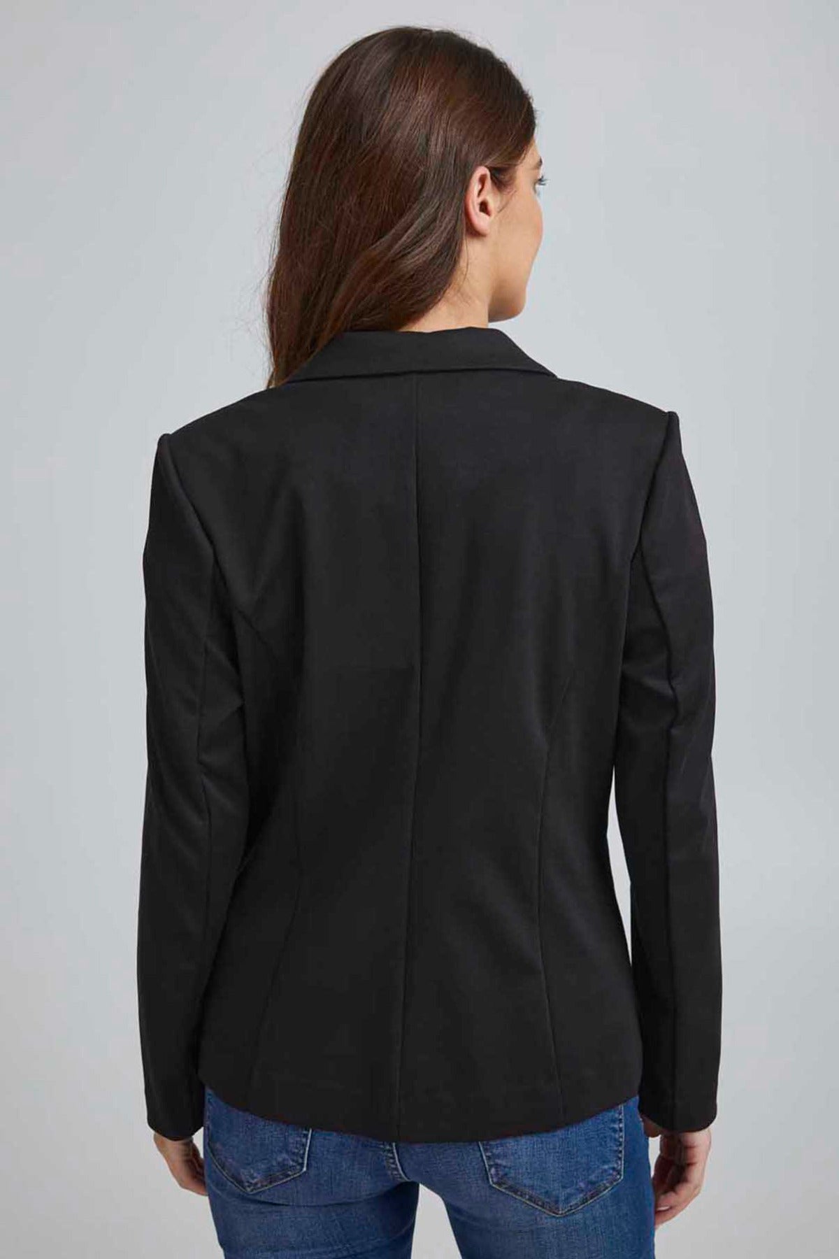 Sort klassisk blazer i regular fit set bagfra med lange ærmer og let figursyet talje.