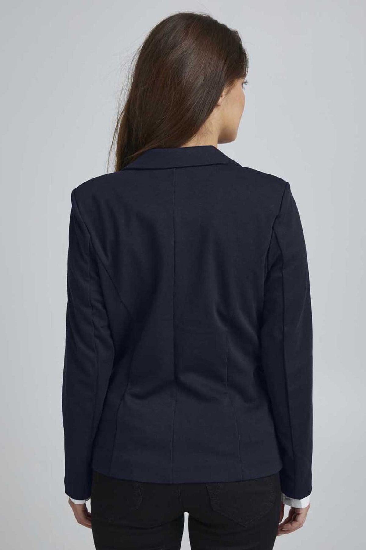 Sort klassisk blazer i regular fit set bagfra på kvinde.
