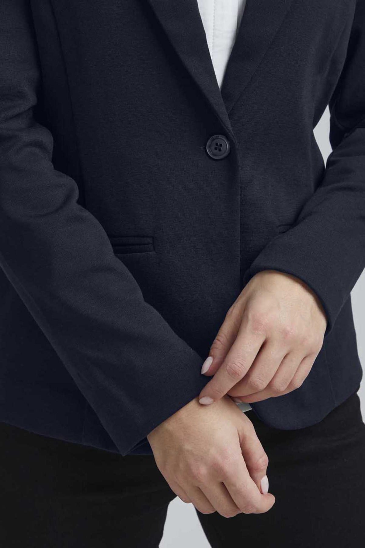 Sort klassisk blazer i regular fit med enkelt knappelukning og sidelommer.